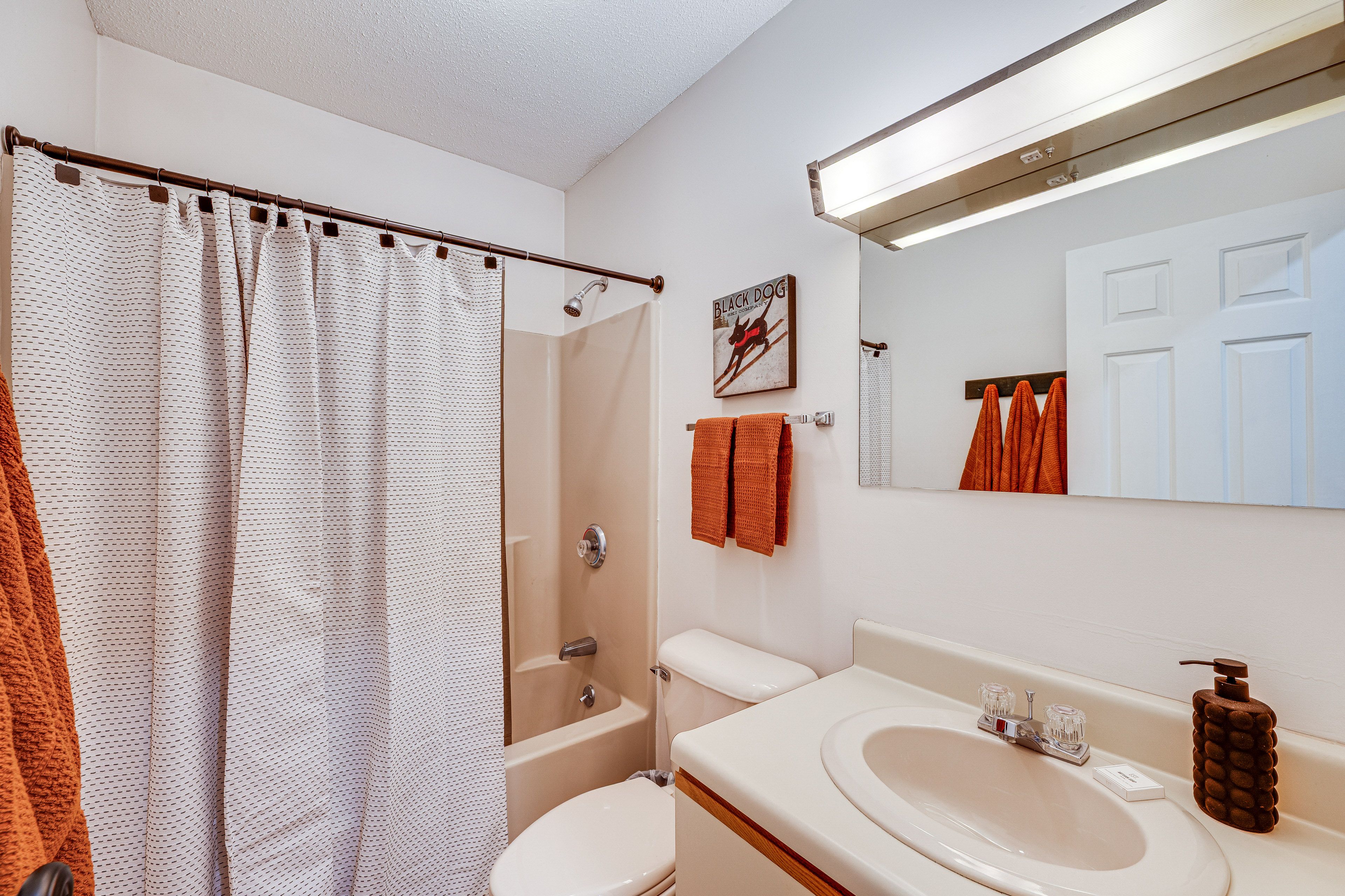 Full Bathroom | Towels Provided