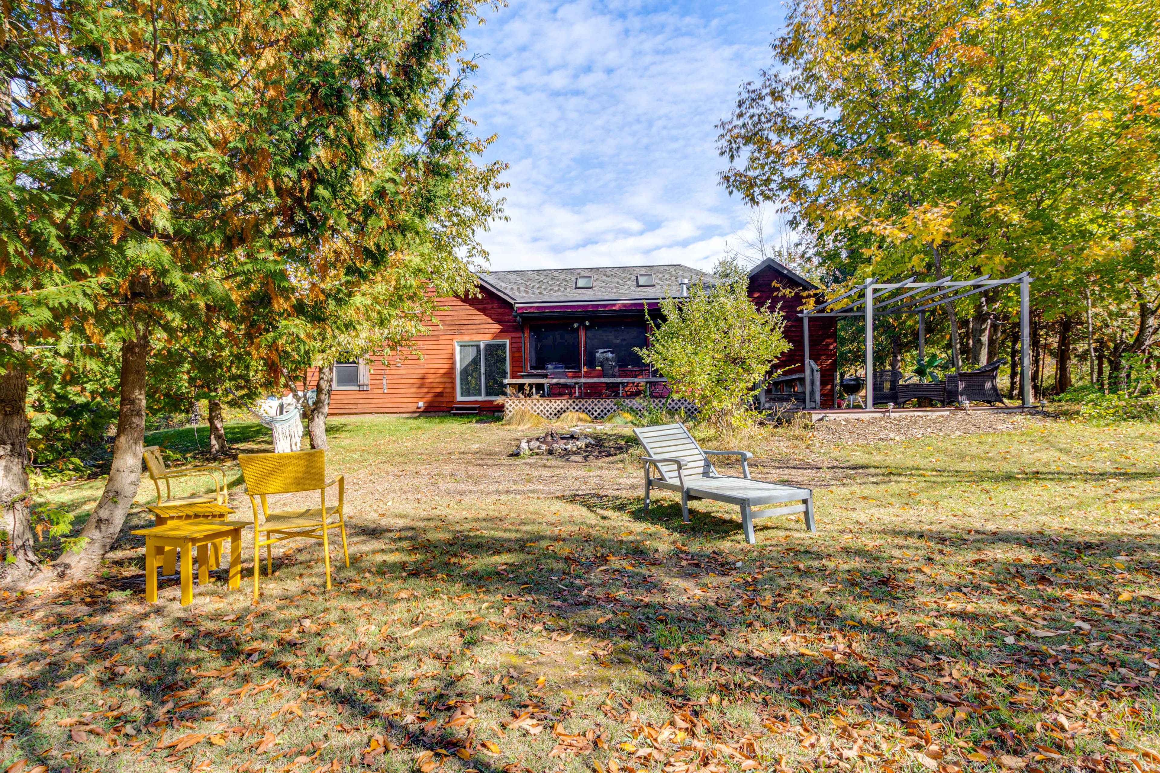 Private Backyard (Unfenced) | Hammock | Wood-Burning Fire Pit