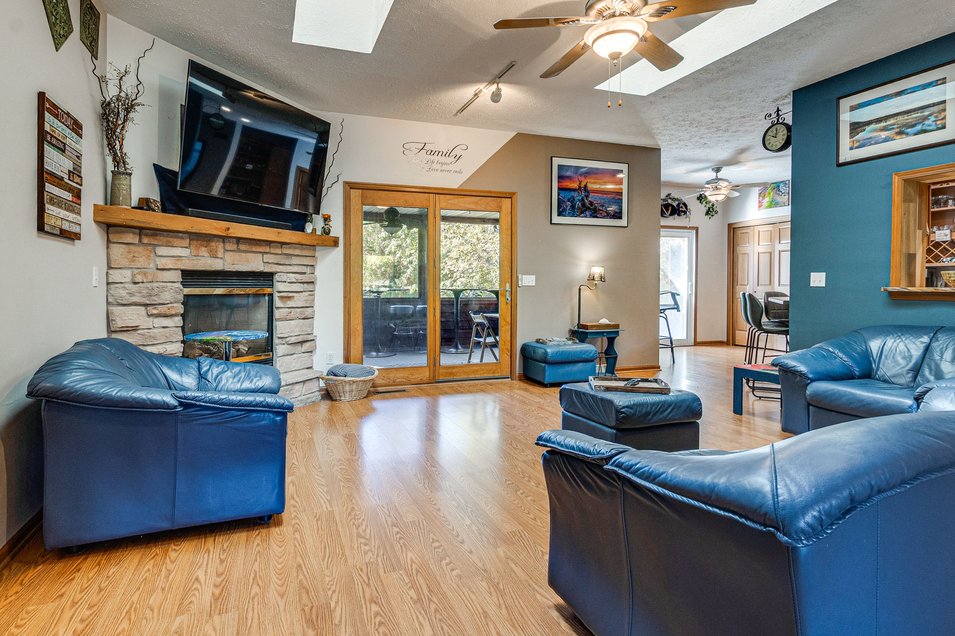 Living Room | Queen Sleeper Sofa | Free WiFi | Central A/C & Heat | Smart TV