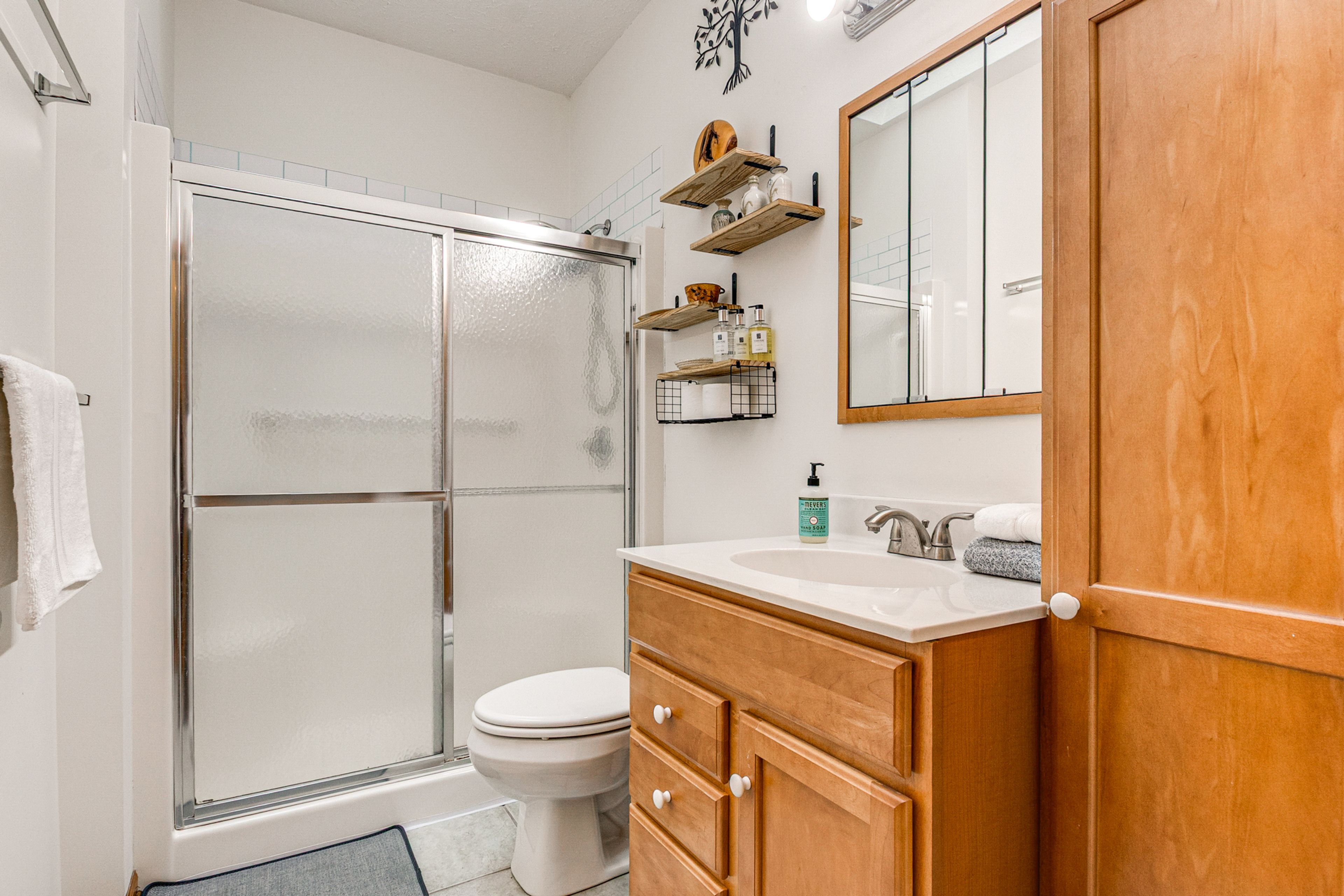 Full Bathroom | Complimentary Toiletries