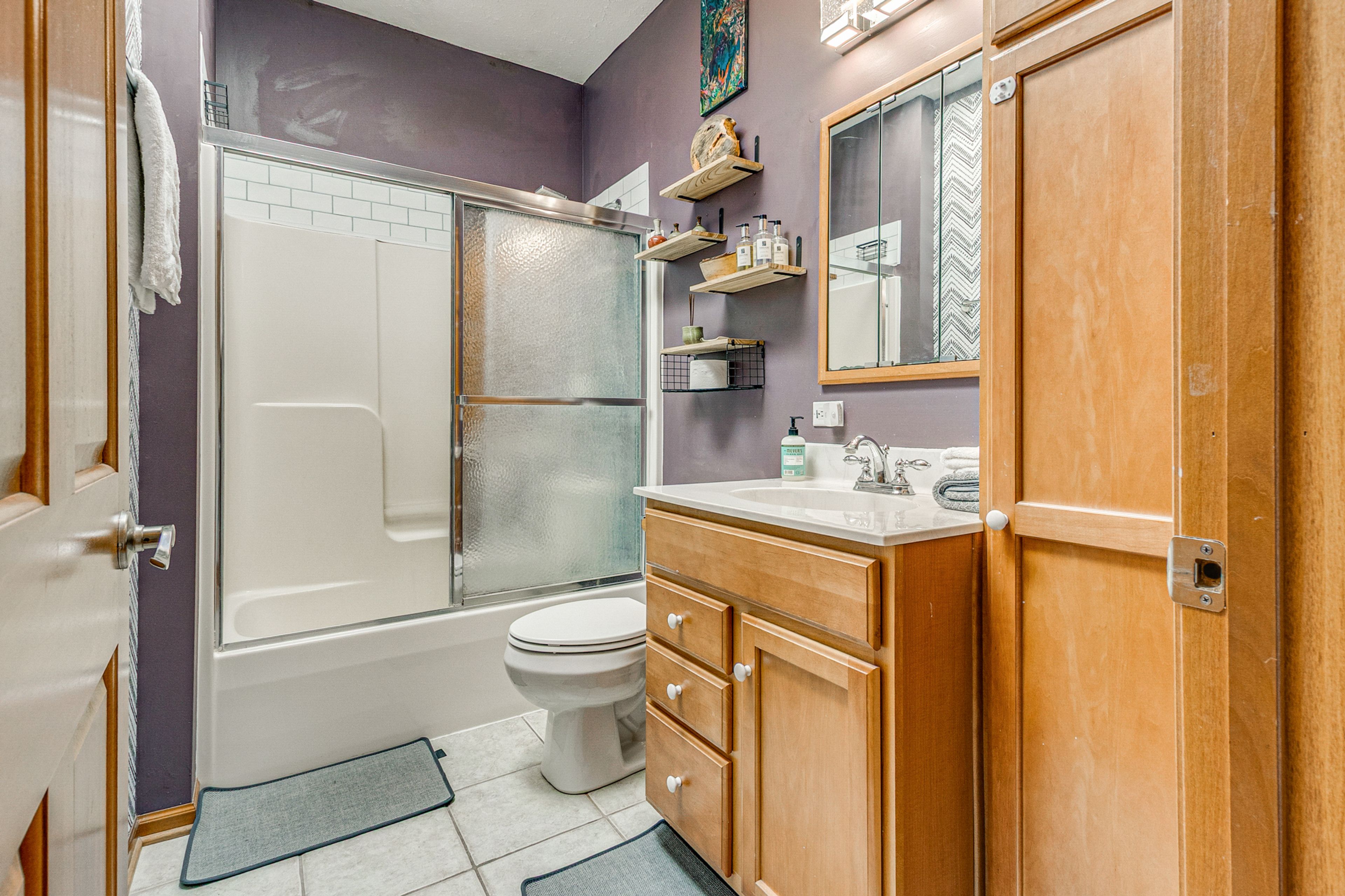 Full Bathroom | Towels Provided