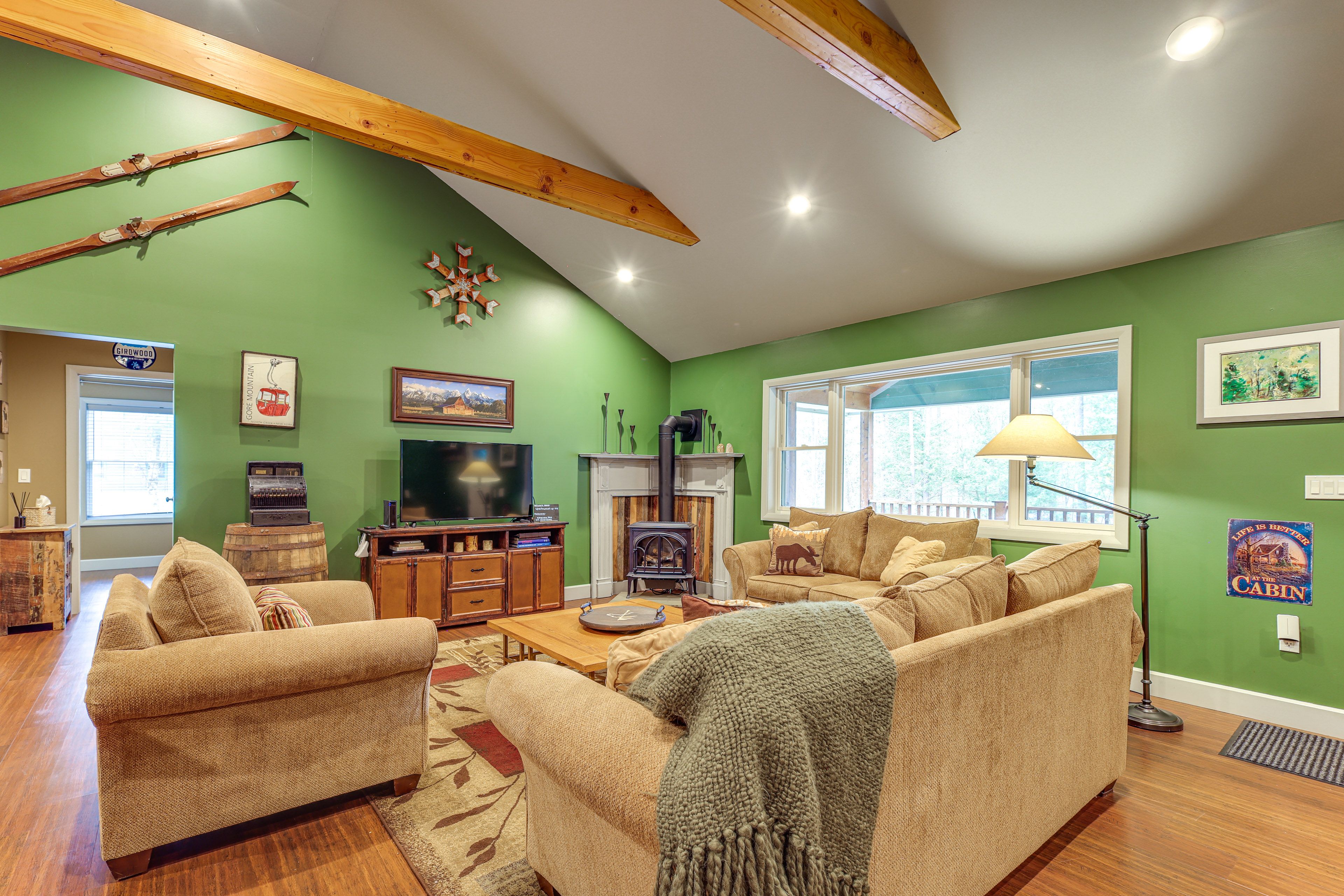 Living Room | Free WiFi | Smart TV | Main Floor