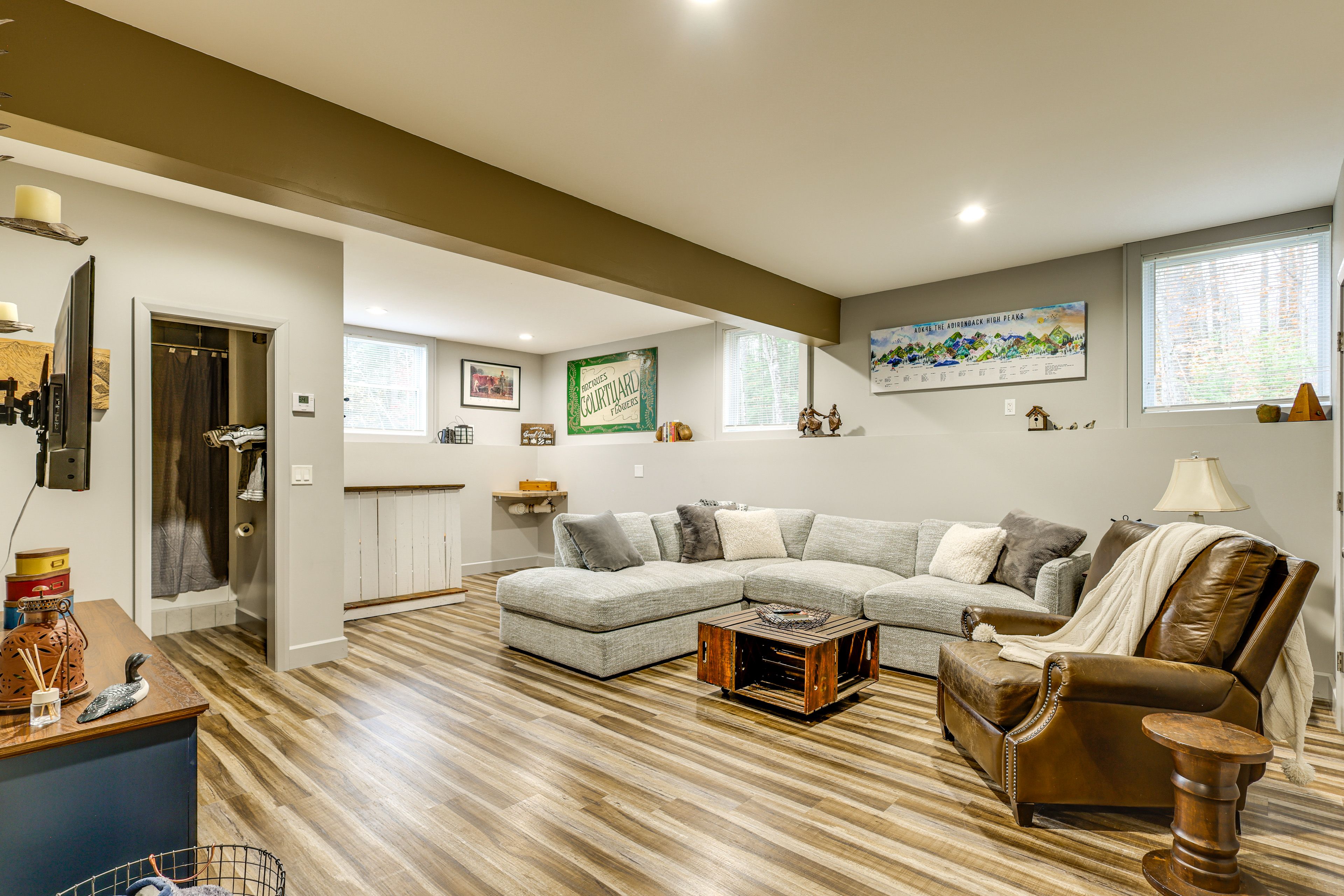 Family Room | Smart TV | Darts | Basement Floor