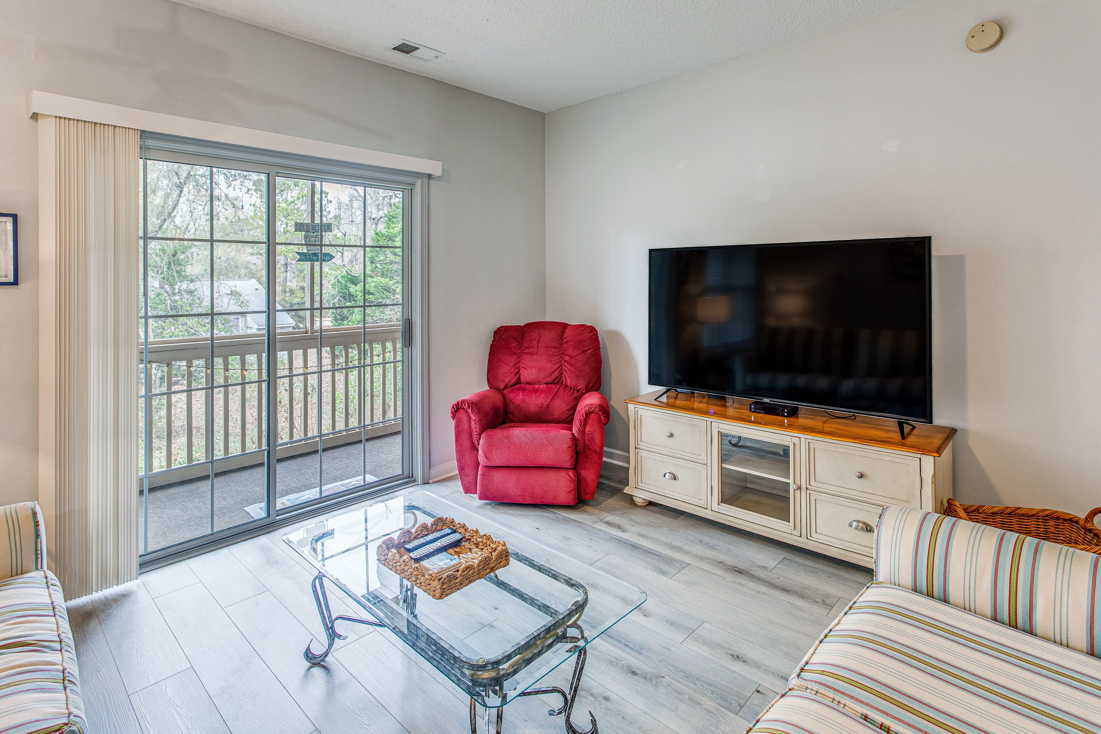 Living Room | Full Sleeper Sofa | Smart TV | Free WiFi