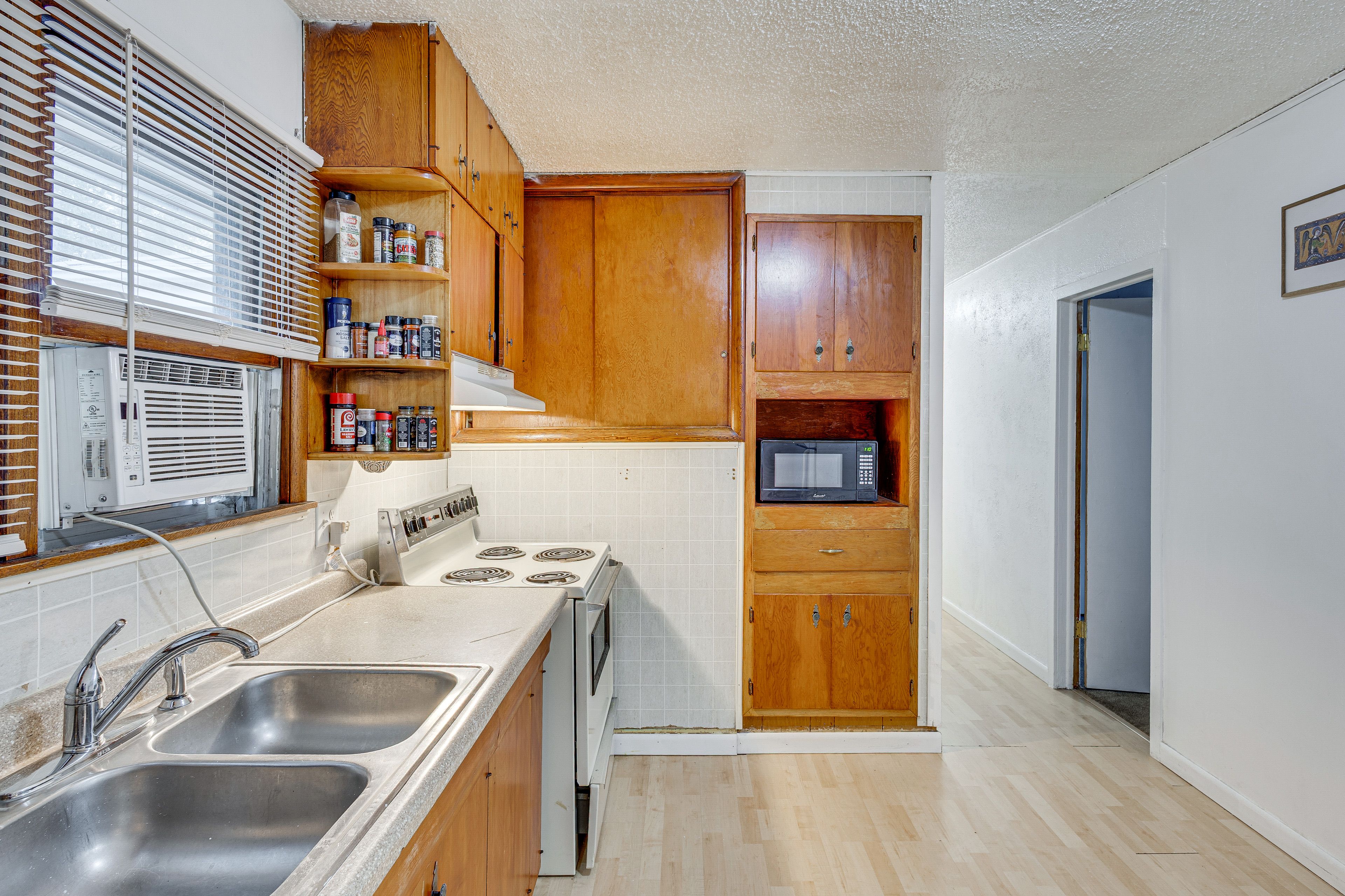 Kitchen | Refrigerator | Central Heating | Window A/C Units