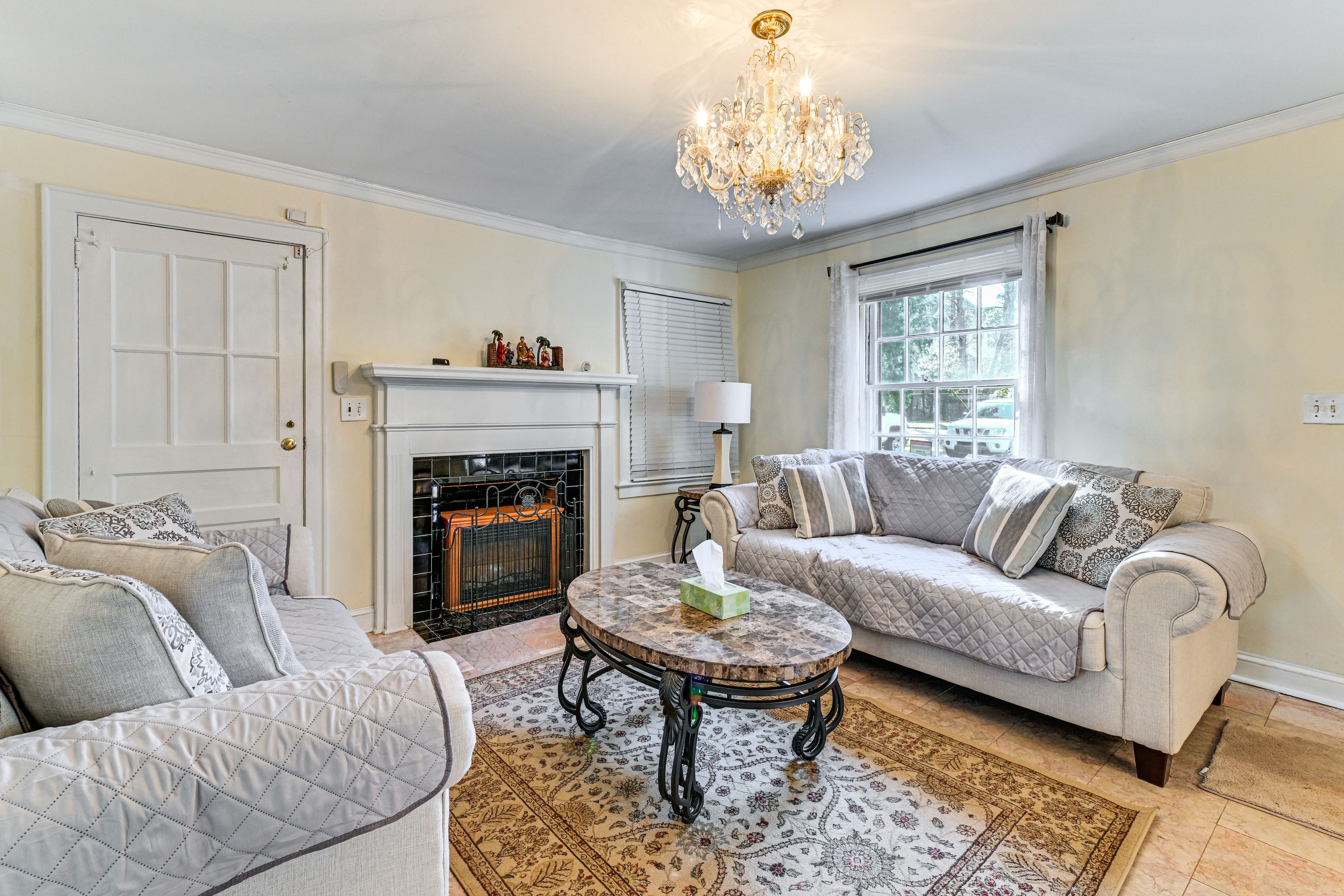 Living Room | Free WiFi | Central Heating & Air Conditioning