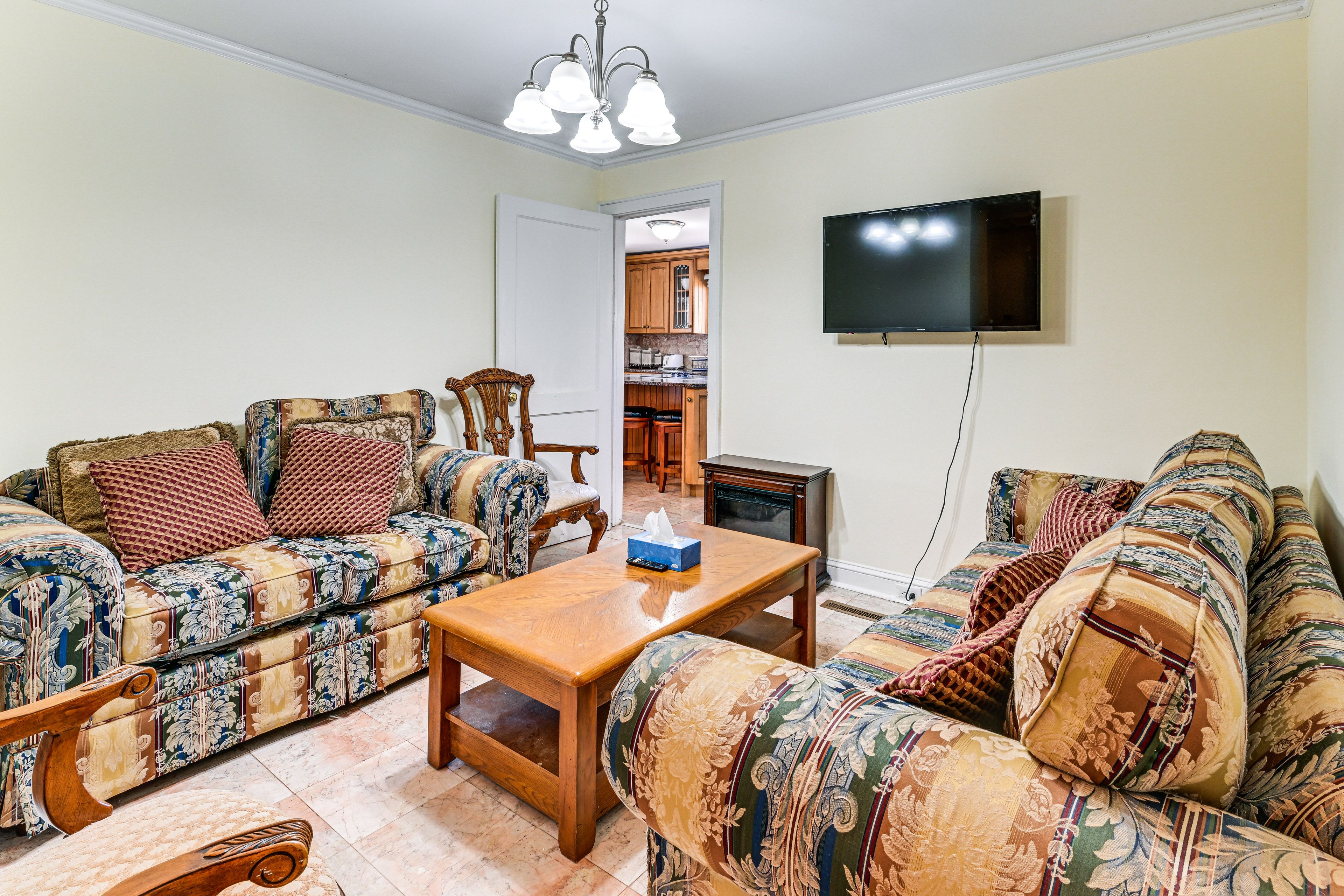 Family Room | Smart TV w/ Cable