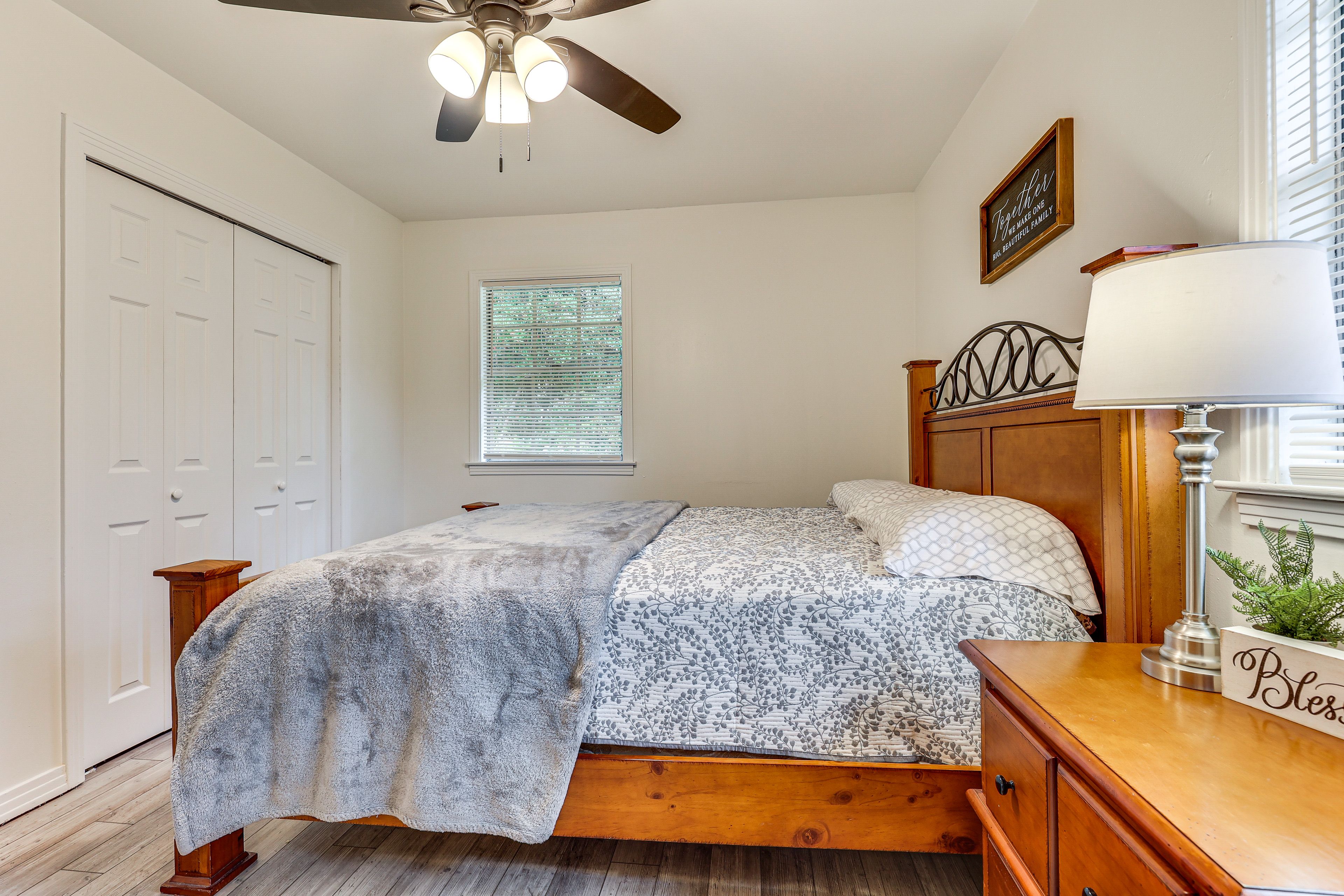 Bedroom 1 | Queen Bed