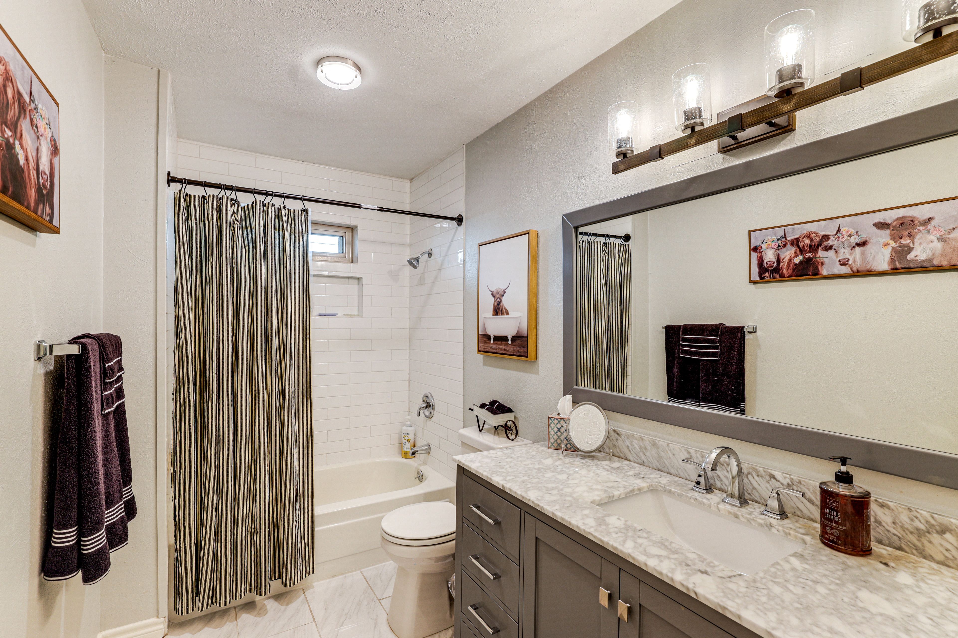 Full Bathroom | Towels Provided | Complimentary Toiletries