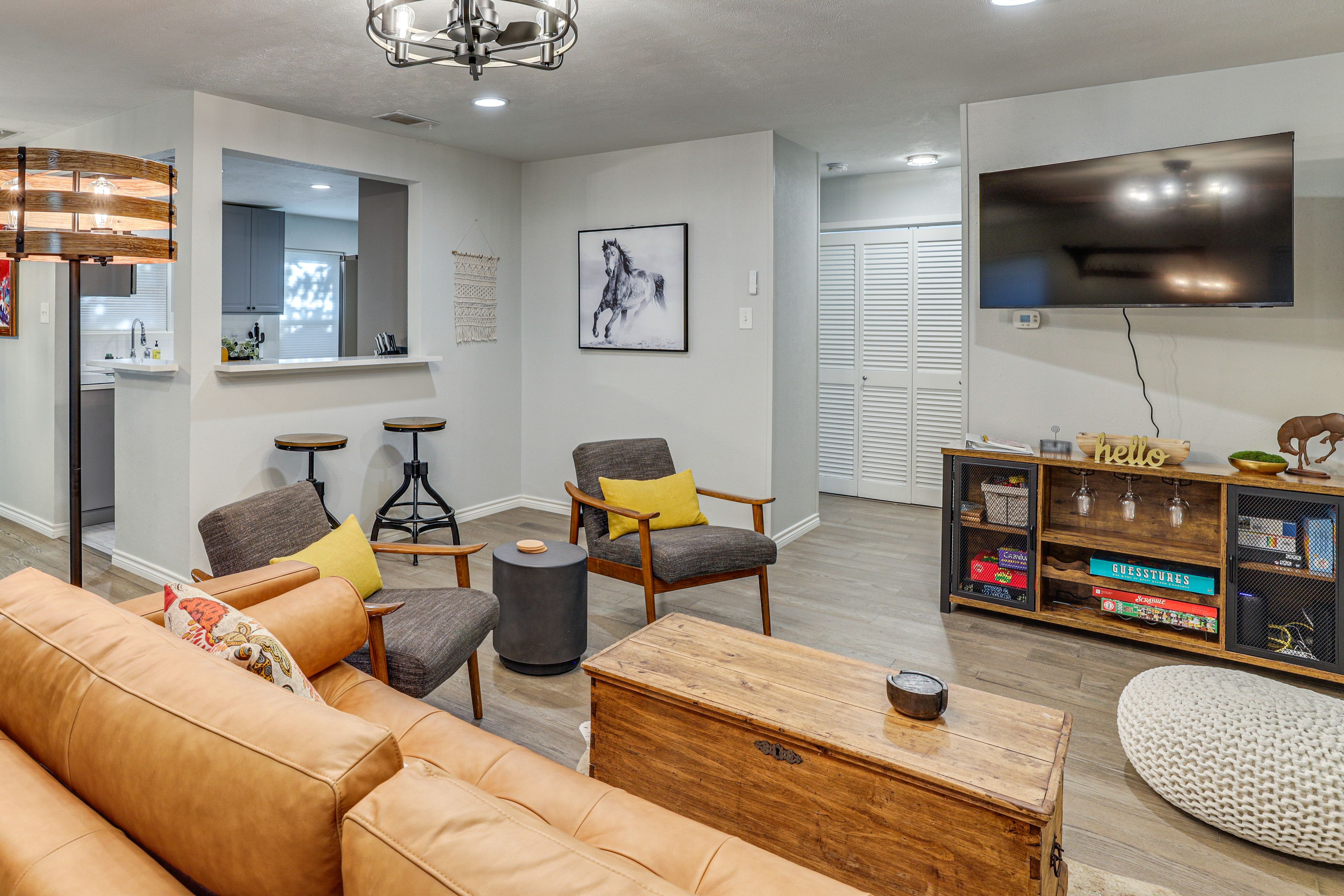 Living Room | Smart TV | Books/Board Games