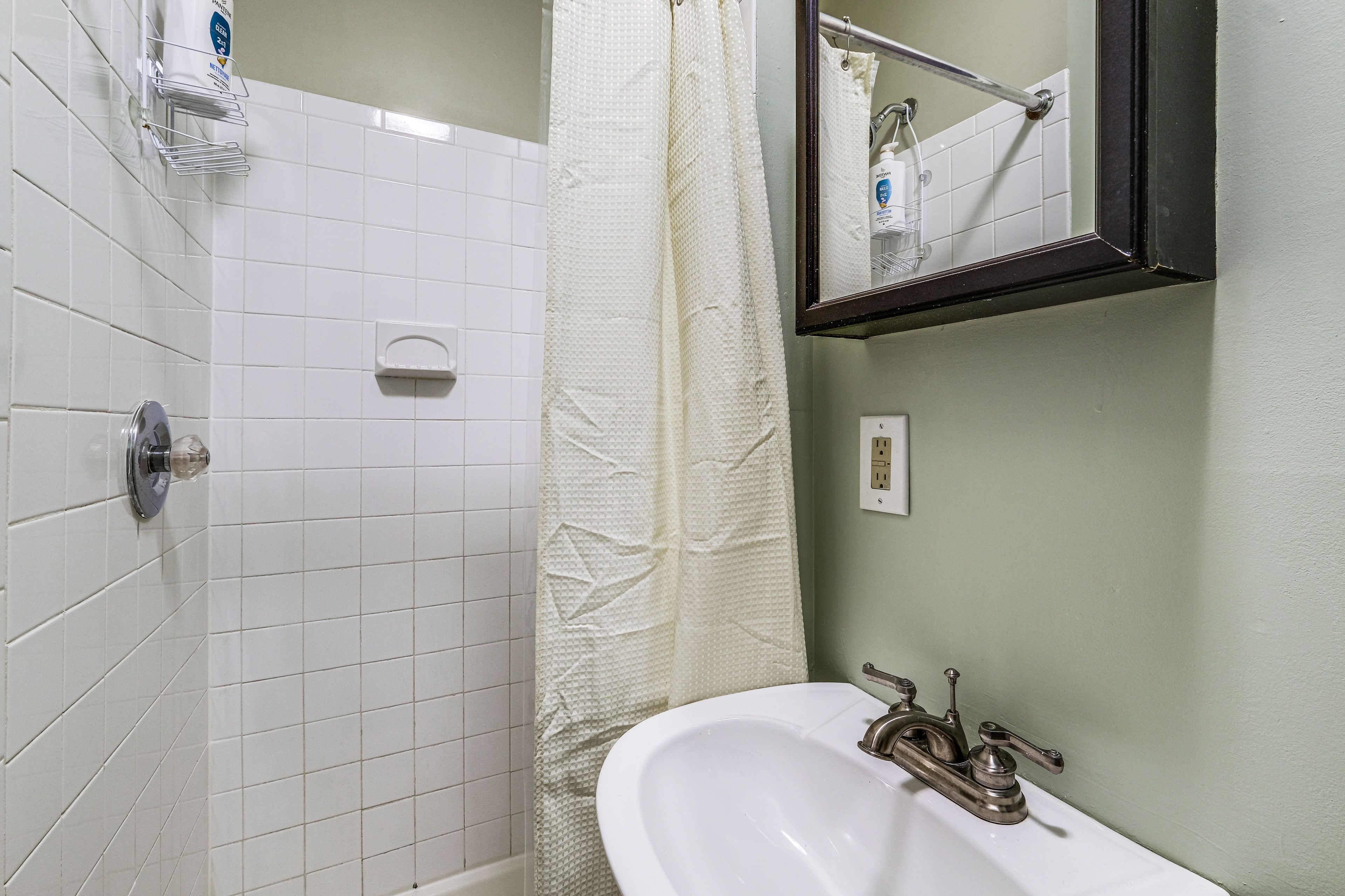 Full Bathroom | 2nd Floor