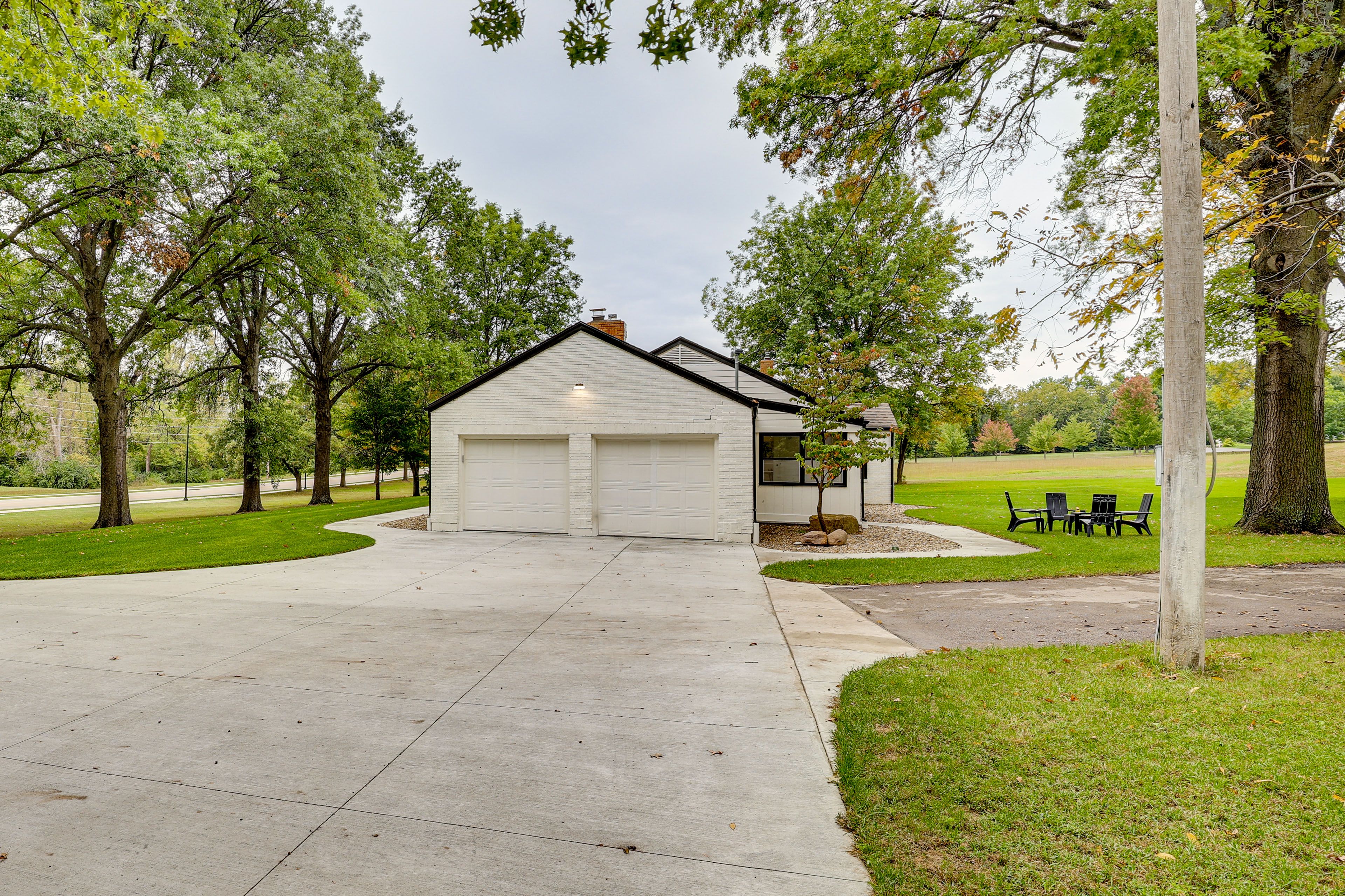 Parking | Garage (2 Vehicles) | Driveway (2 Vehicles)