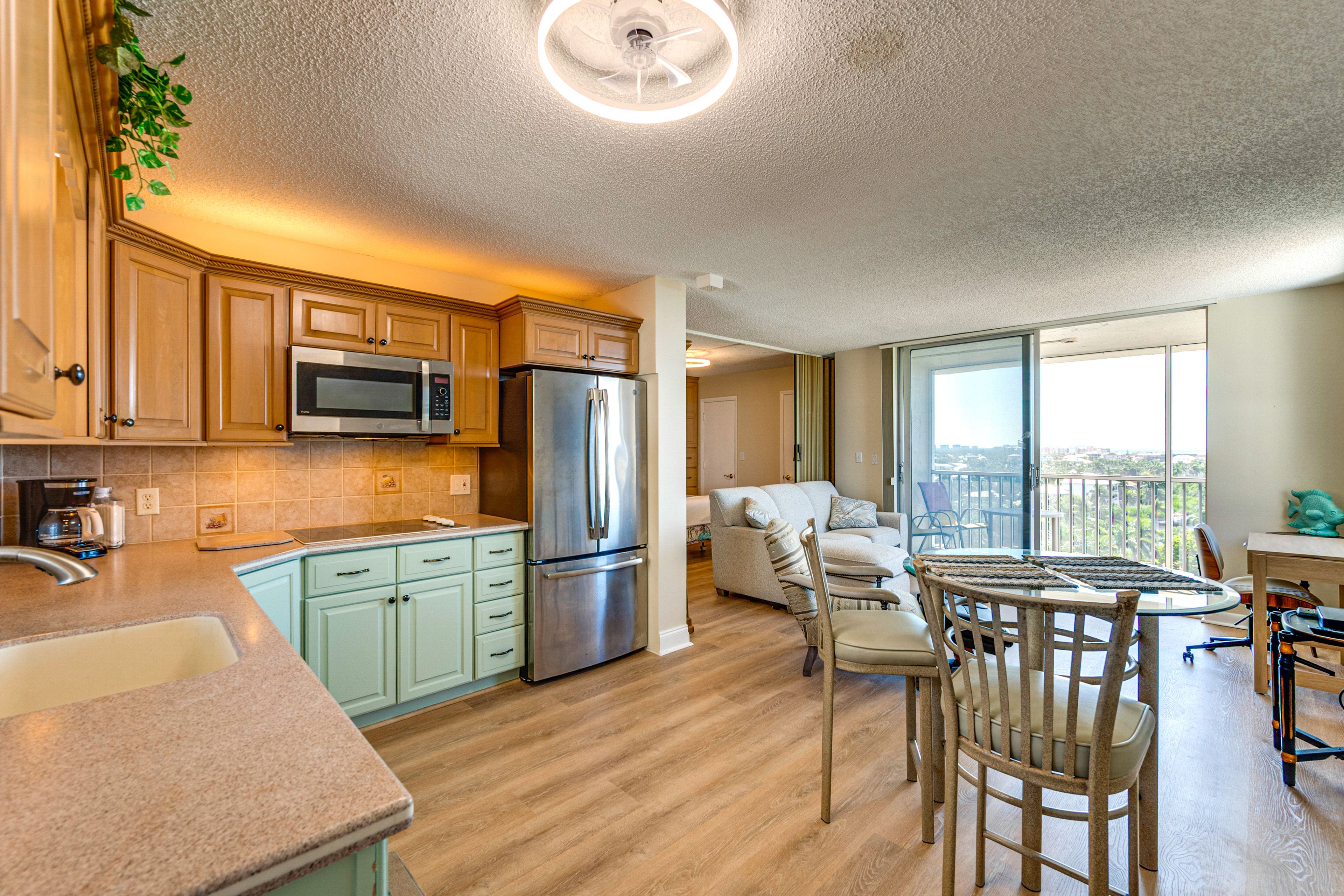 Dining Area | Dishware/Flatware