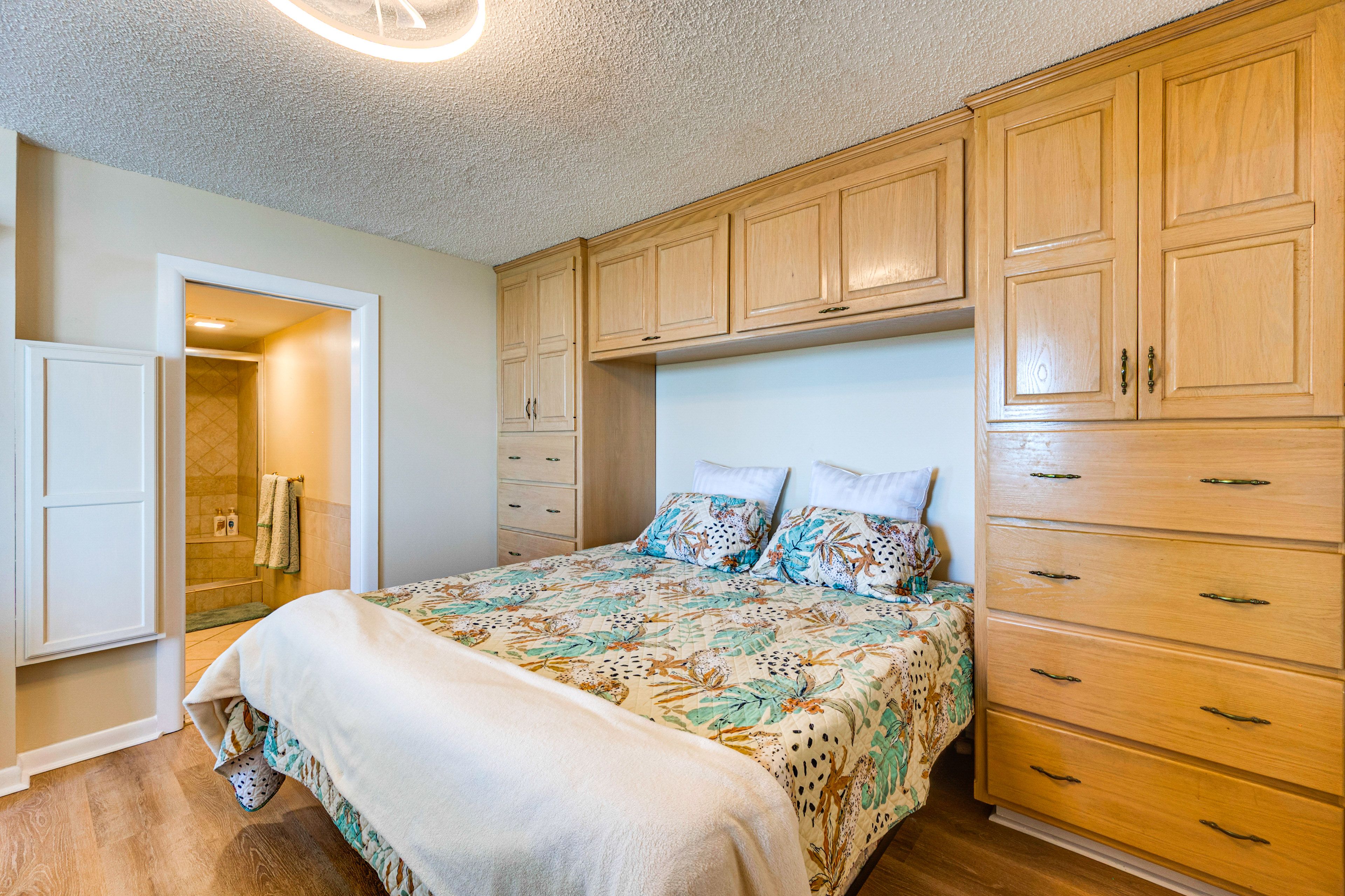 Studio | Queen Murphy Bed