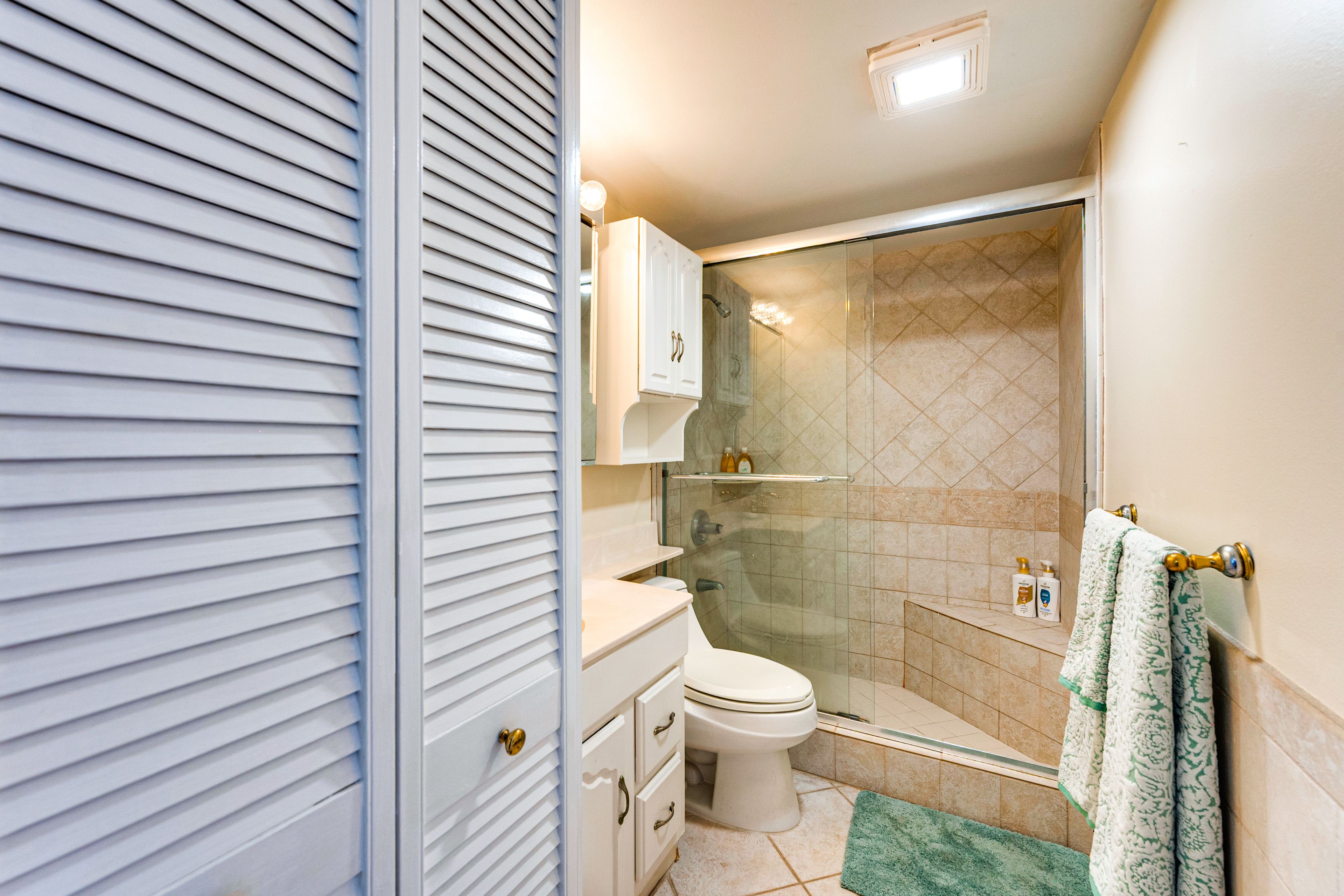 Full Bathroom | Towels Provided | Complimentary Toiletries