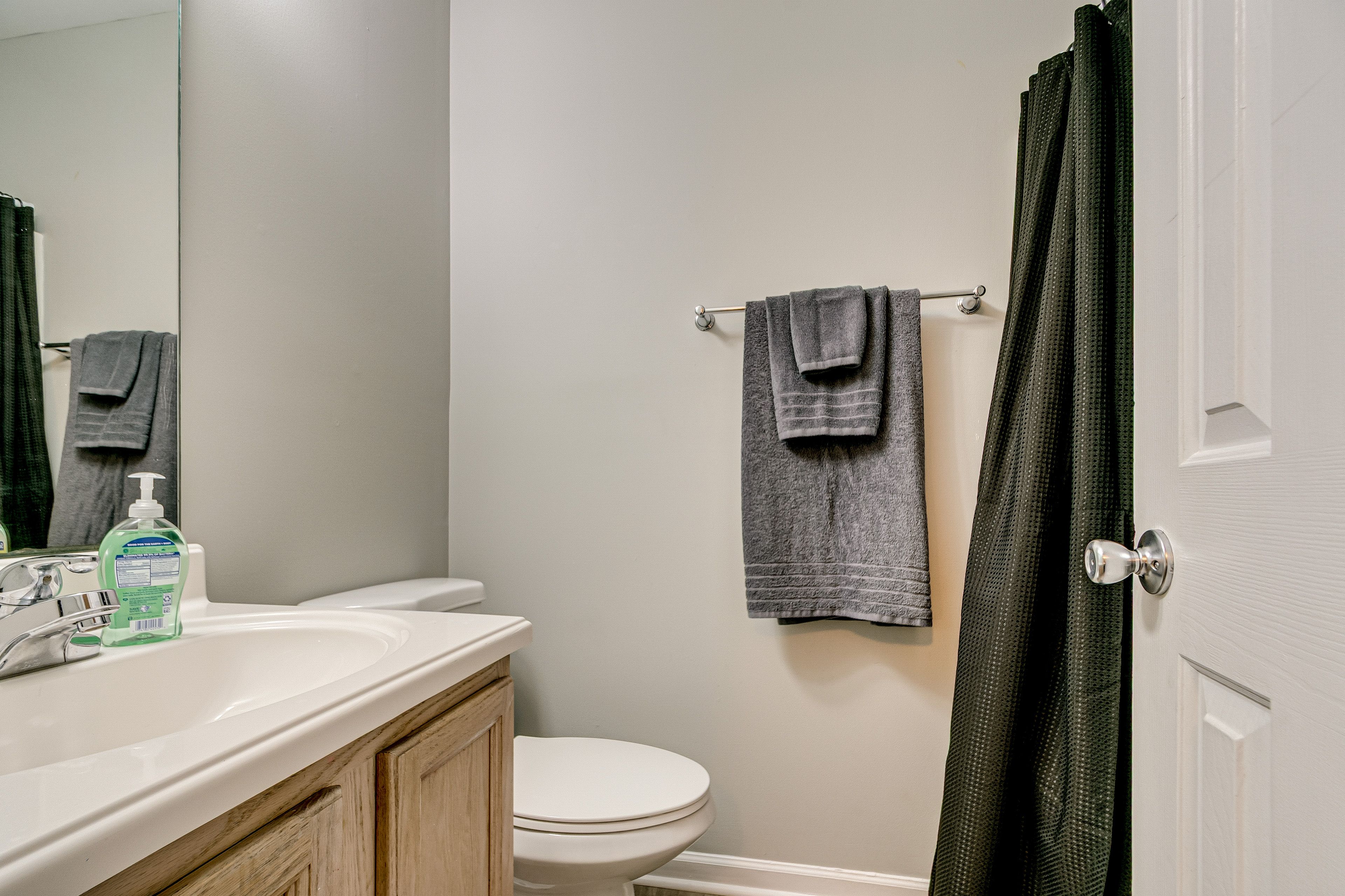 Full Bathroom | 2nd Floor | Towels Provided