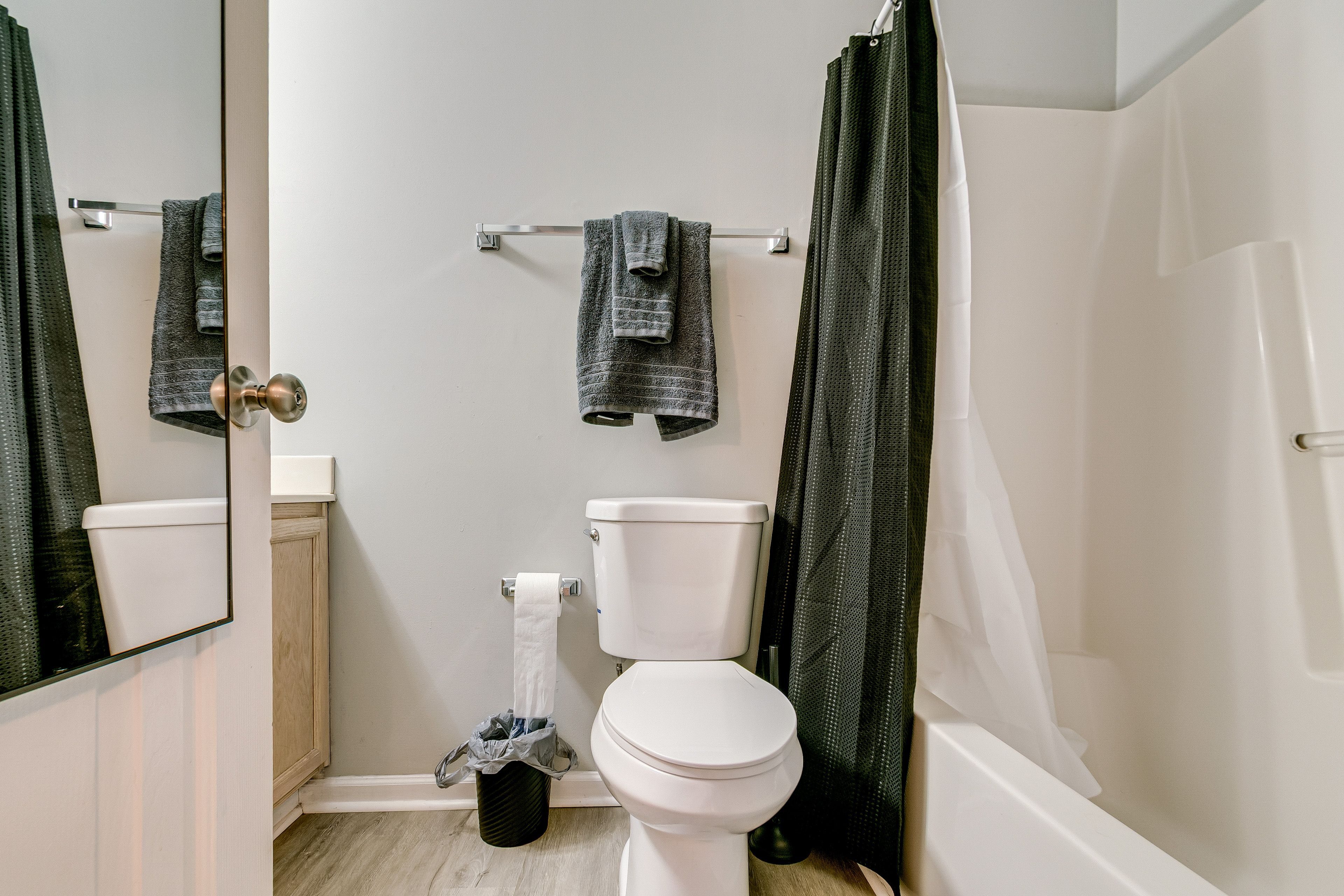 Full Bathroom | 2nd Floor | Complimentary Toiletries