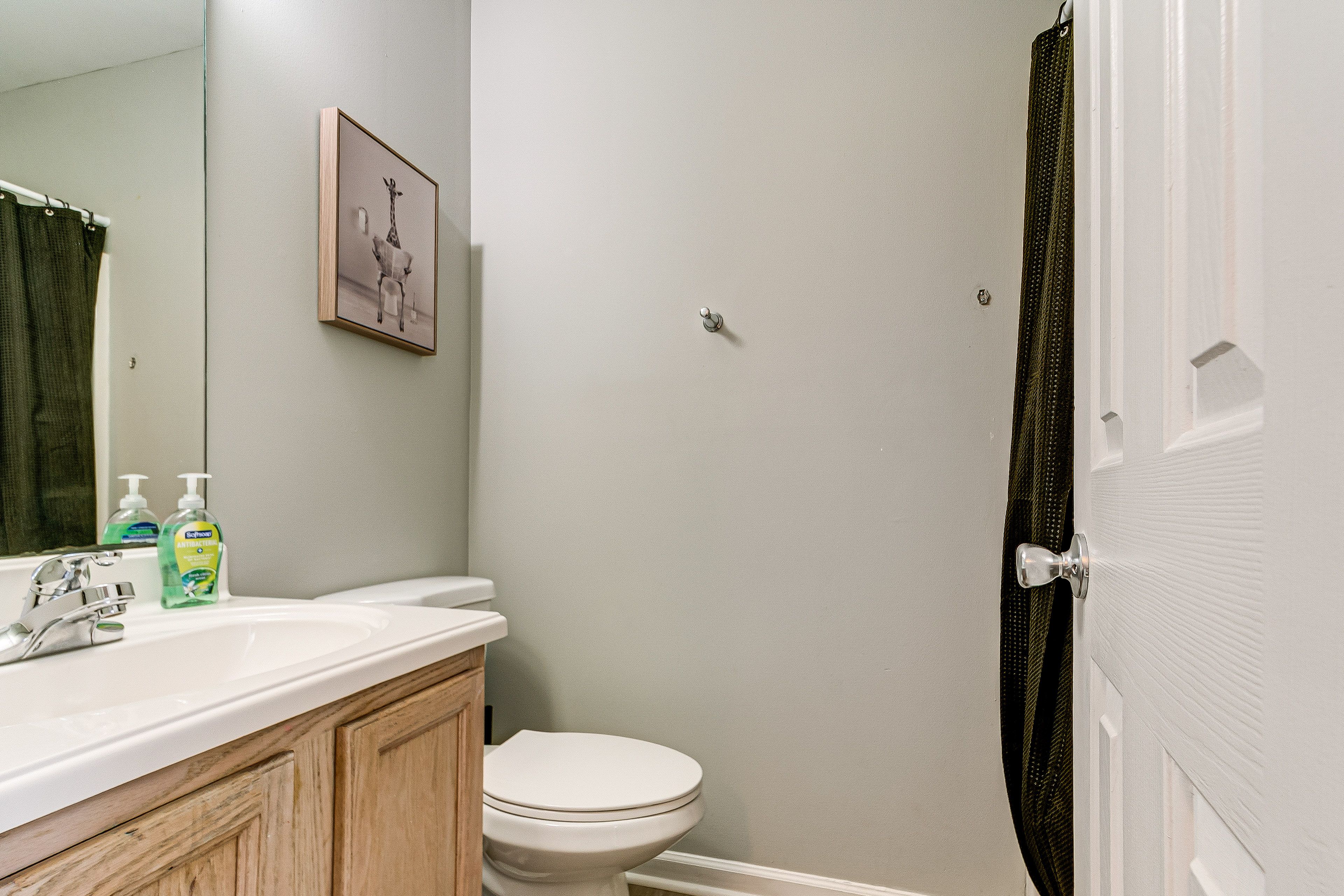 Full Bathroom | 2nd Floor | Towels Provided