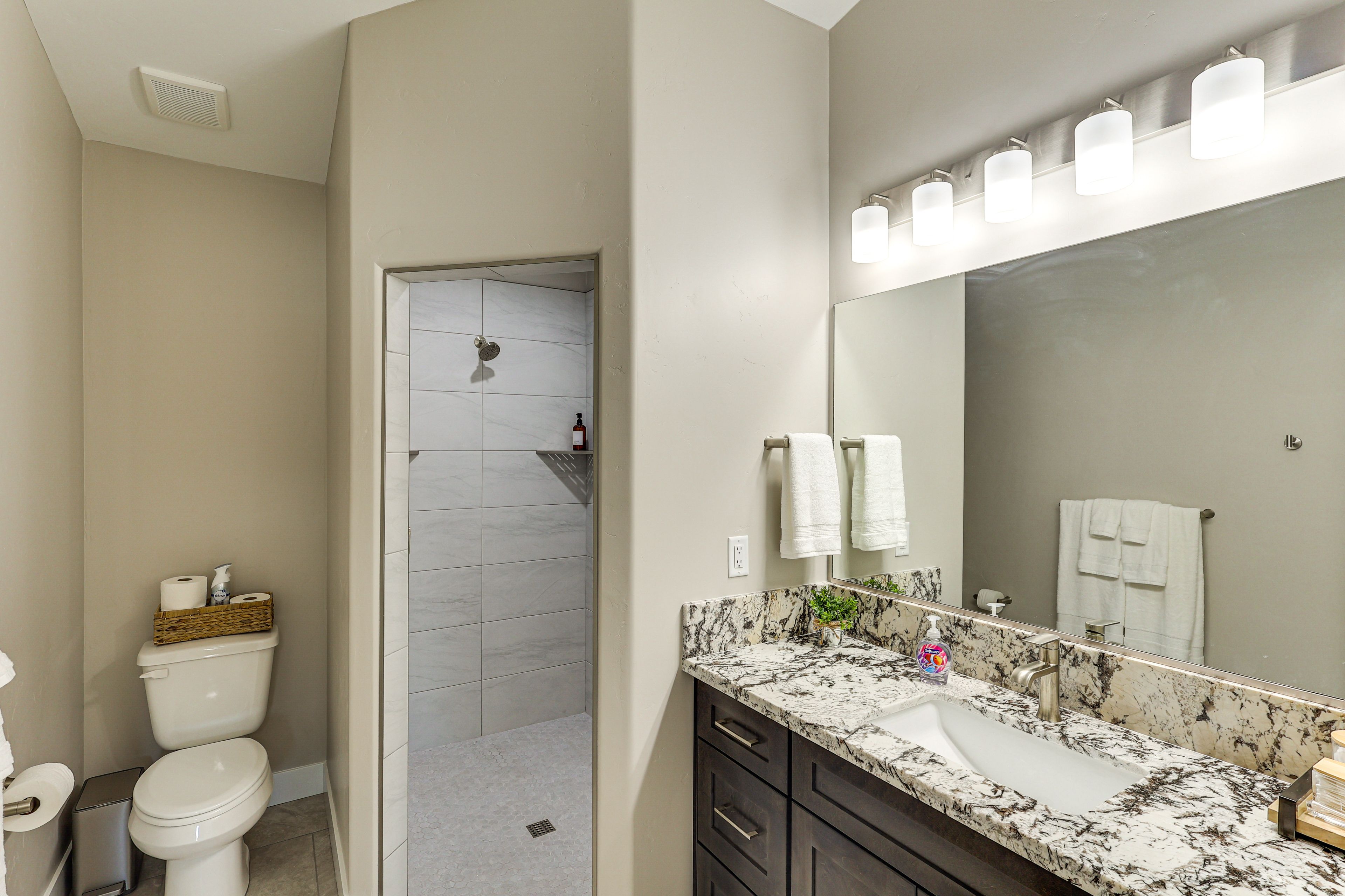 Full Bathroom | Towels Provided