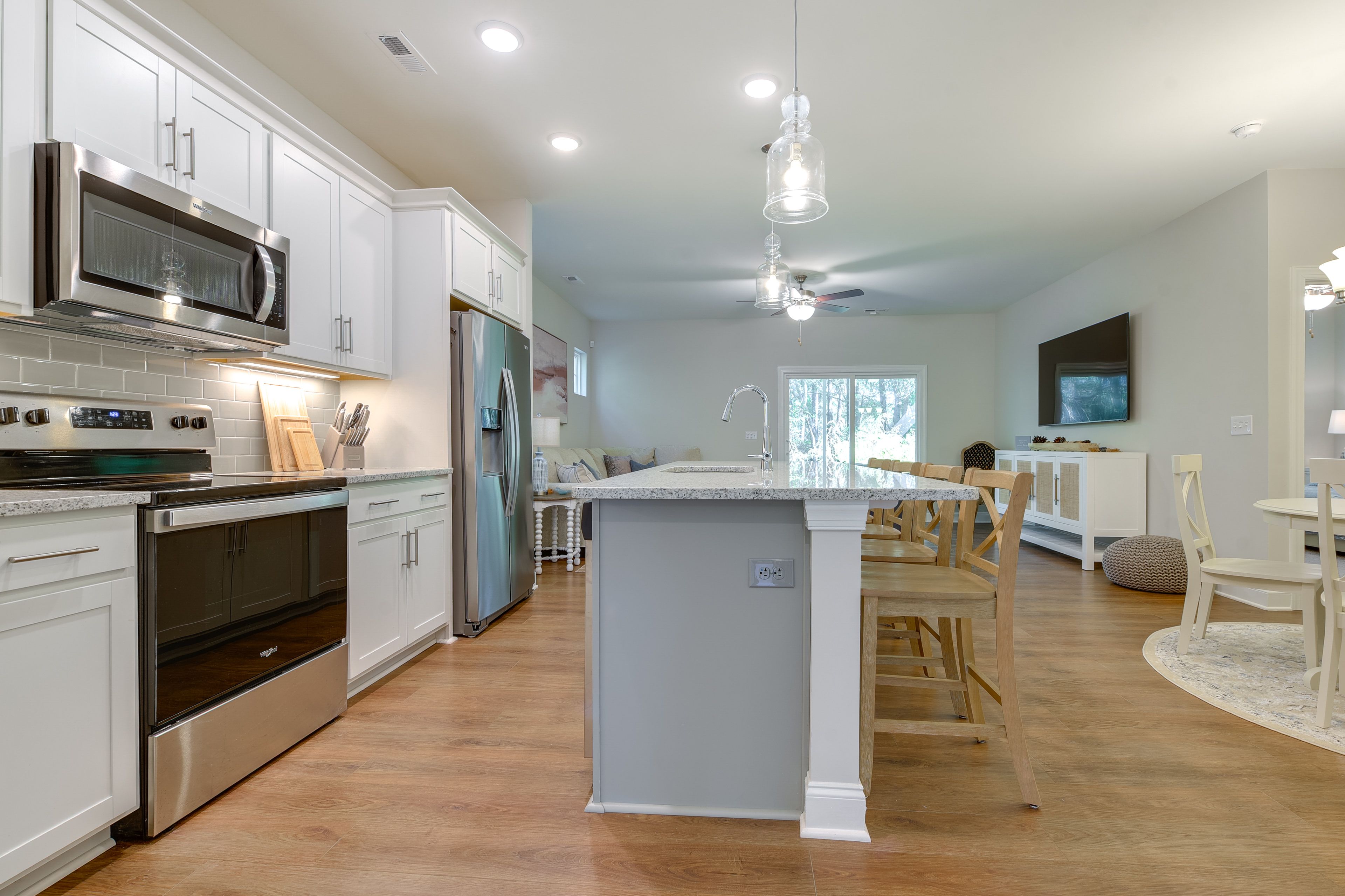 Kitchen | 1st Floor | Dual Drip/Keurig Coffee Maker