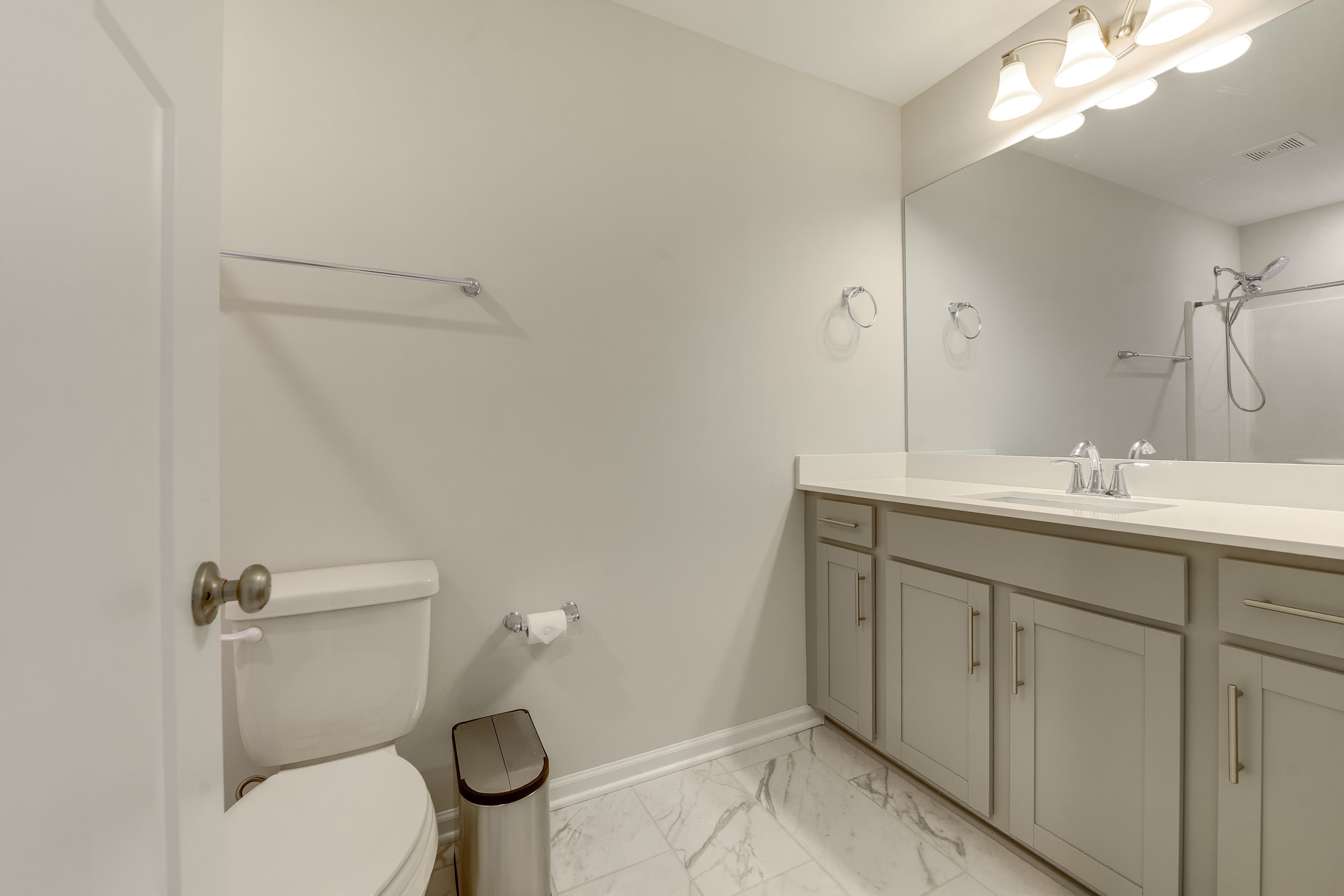 Full Bathroom | 2nd Floor