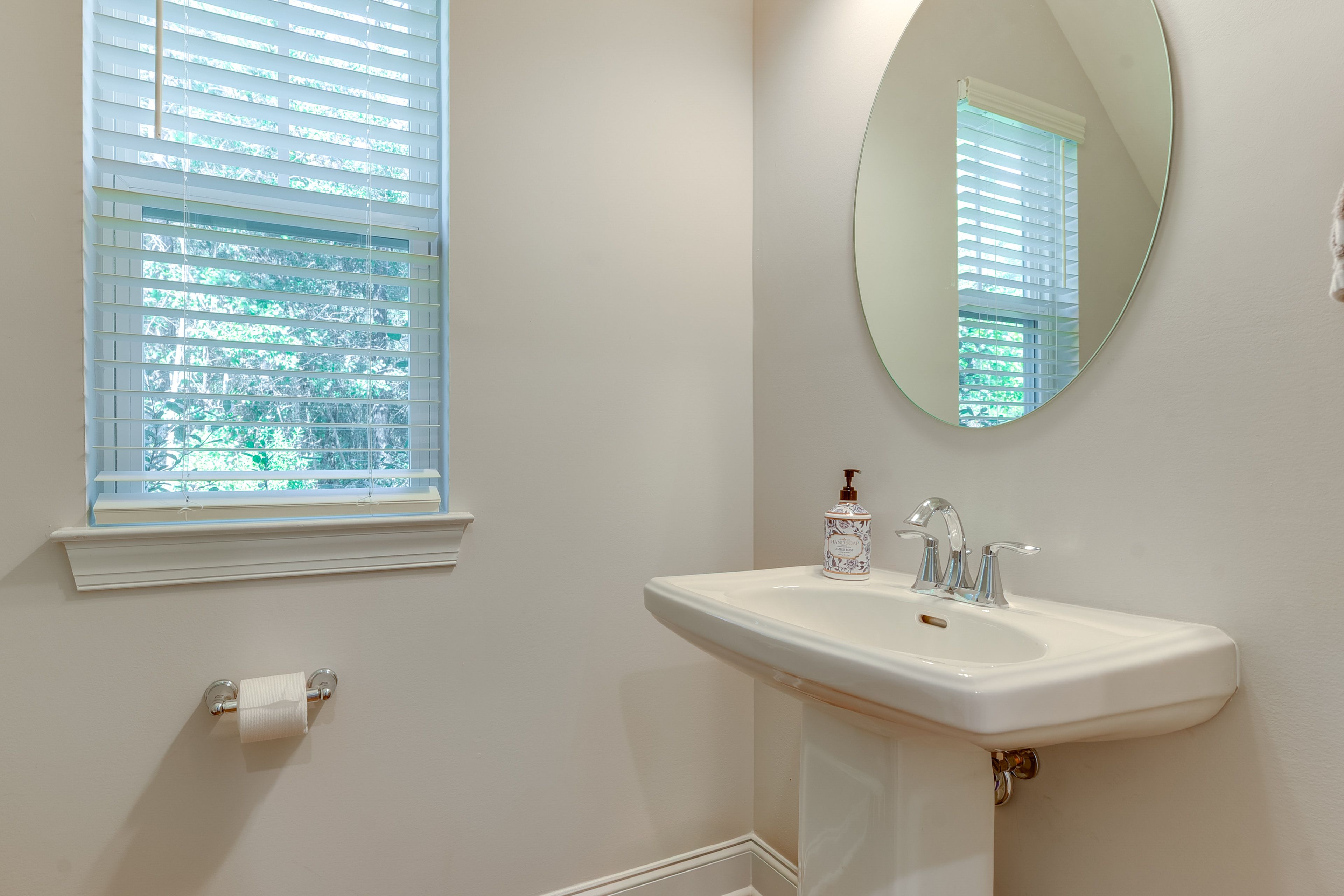 Half Bathroom | 1st Floor | Towels Provided