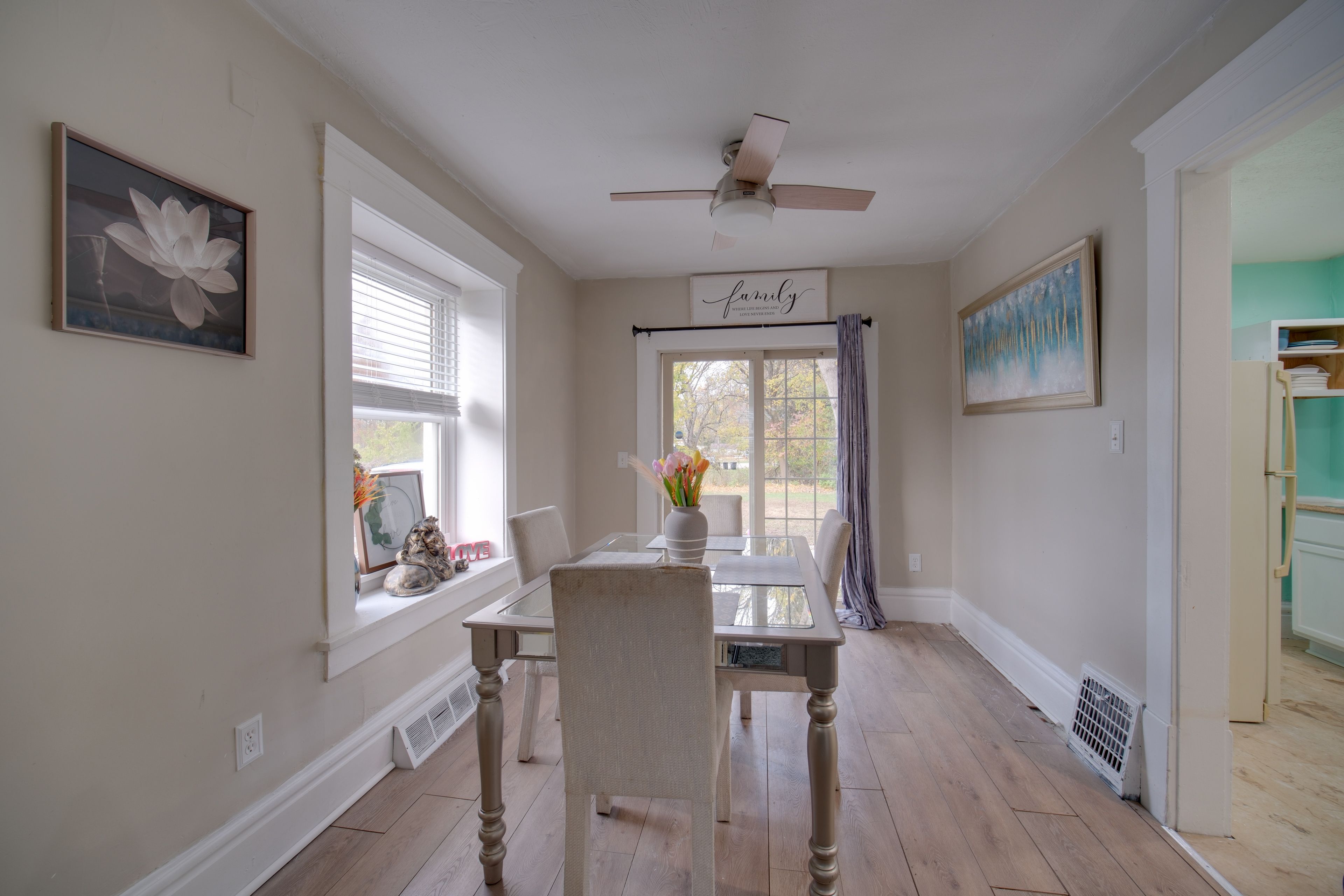 Dining Area | Dishware/Flatware Provided | 1st Floor