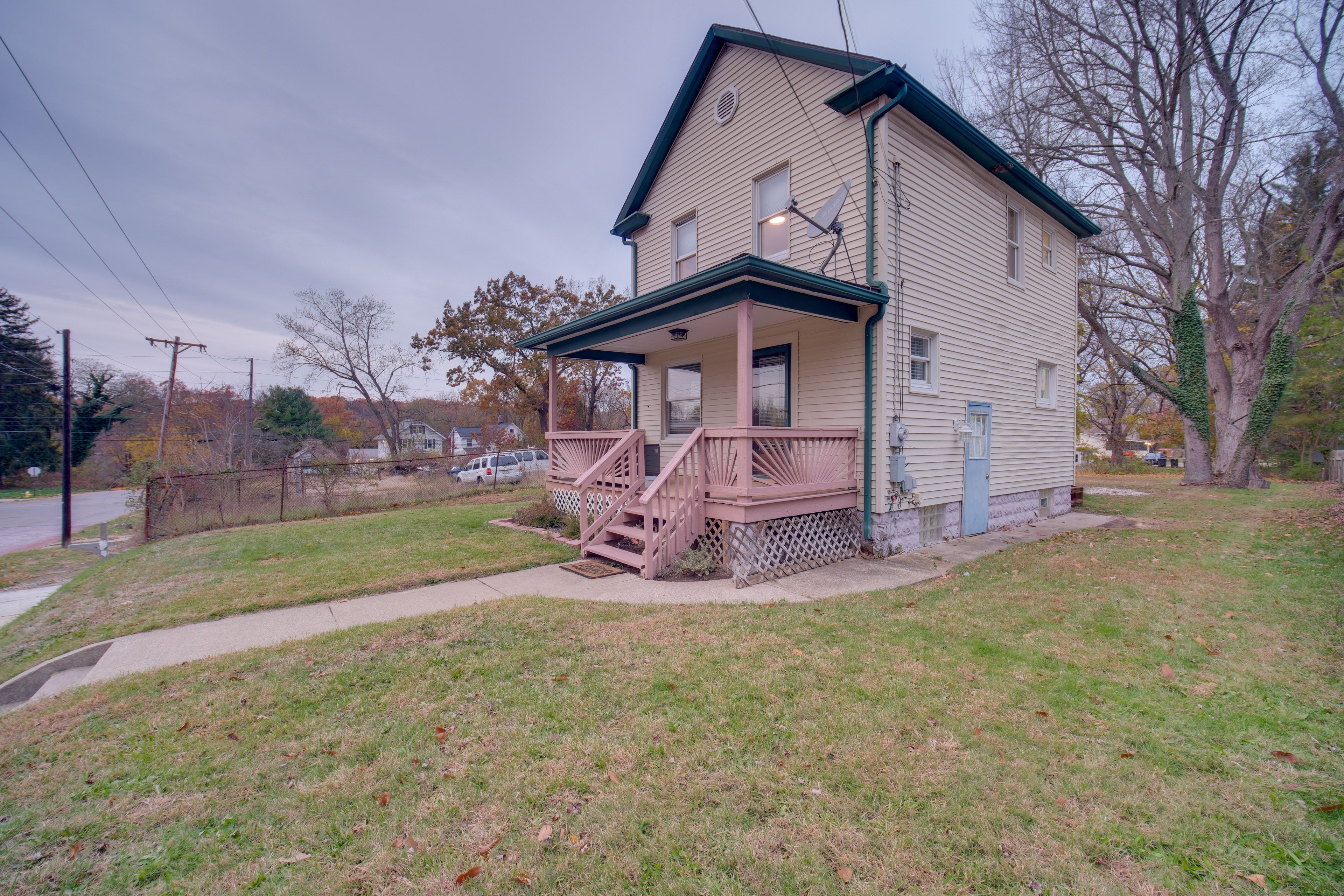 Exterior | Driveway (4 Vehicles)