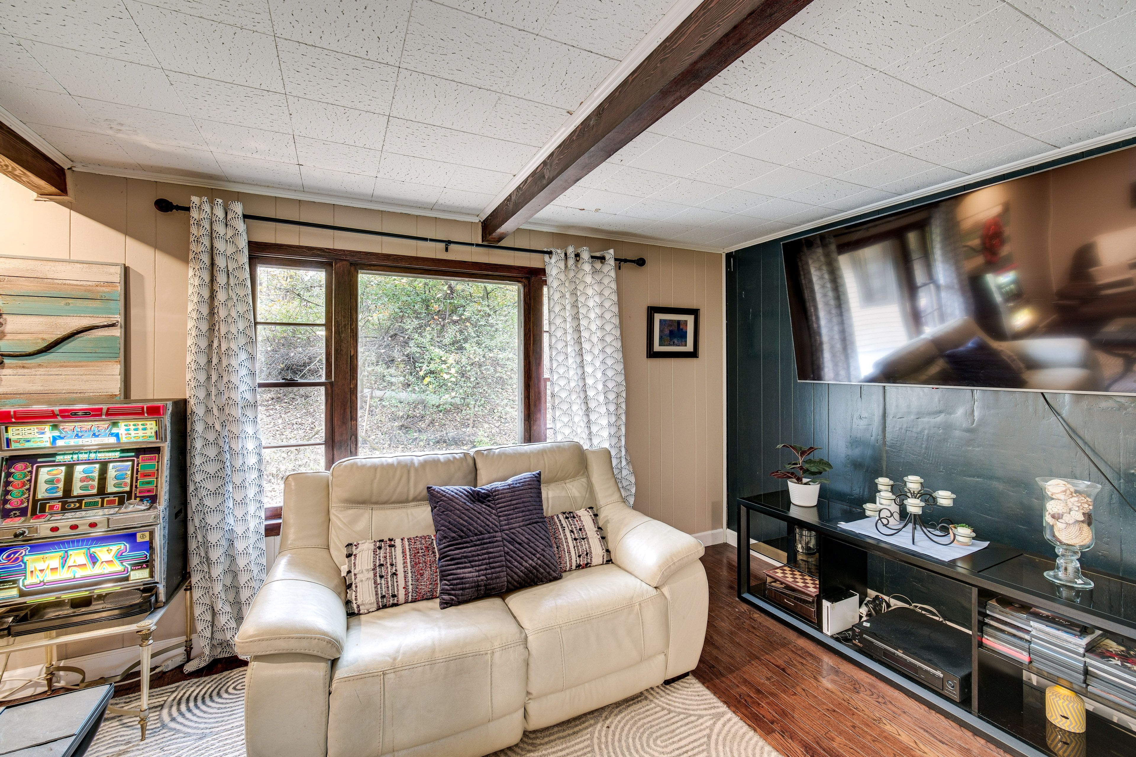 Living Room | Free WiFi | Central Heating & A/C | Smart TV