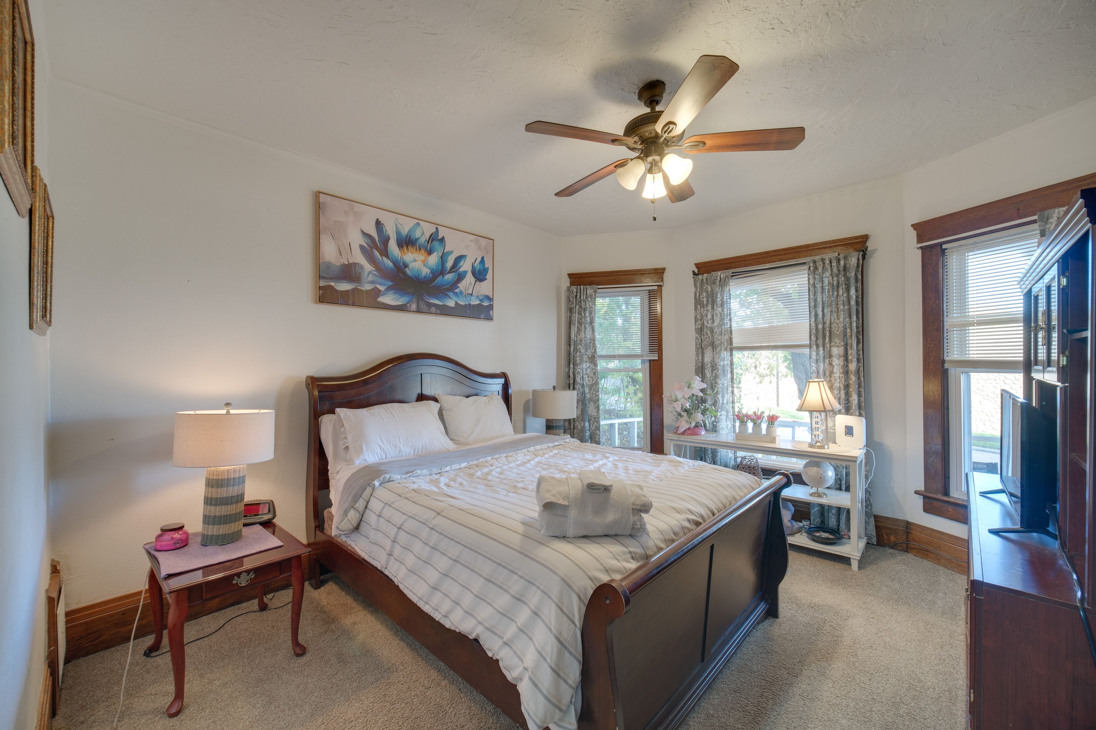 Bedroom 1 | Queen Bed | Linens Provided | 1st Floor