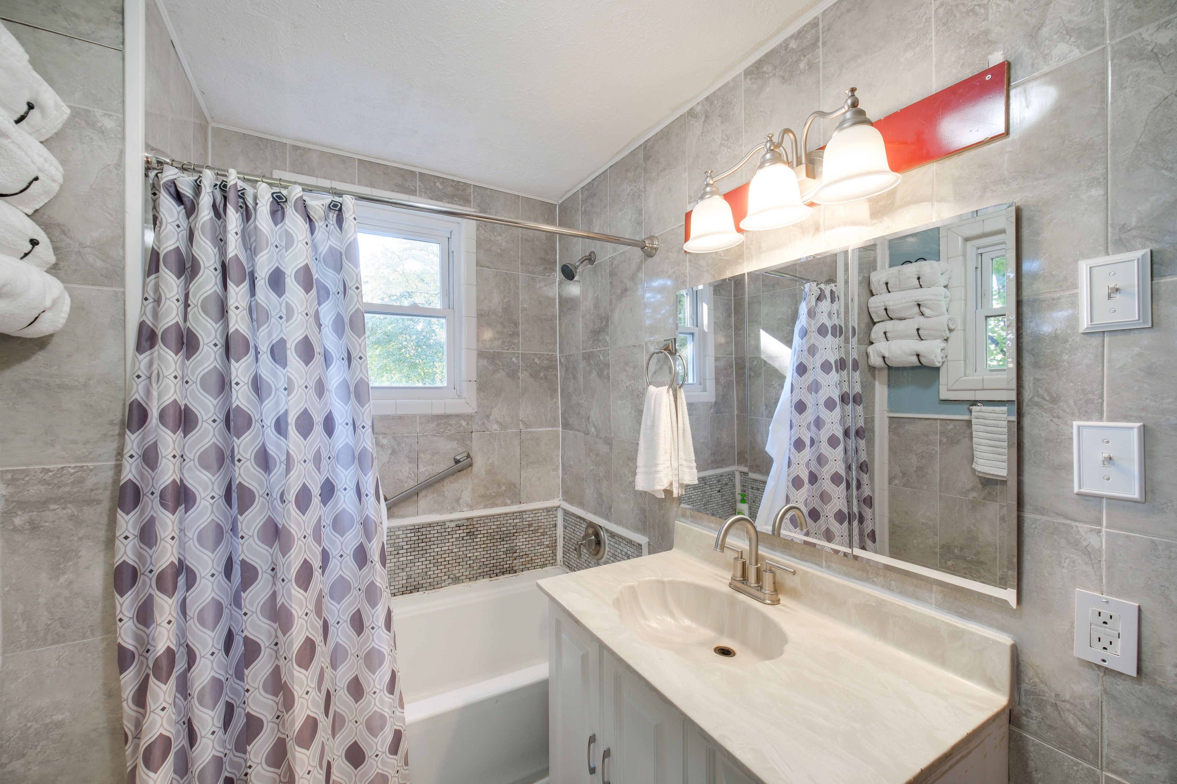 Full Bathroom | Towels Provided | 2nd Floor