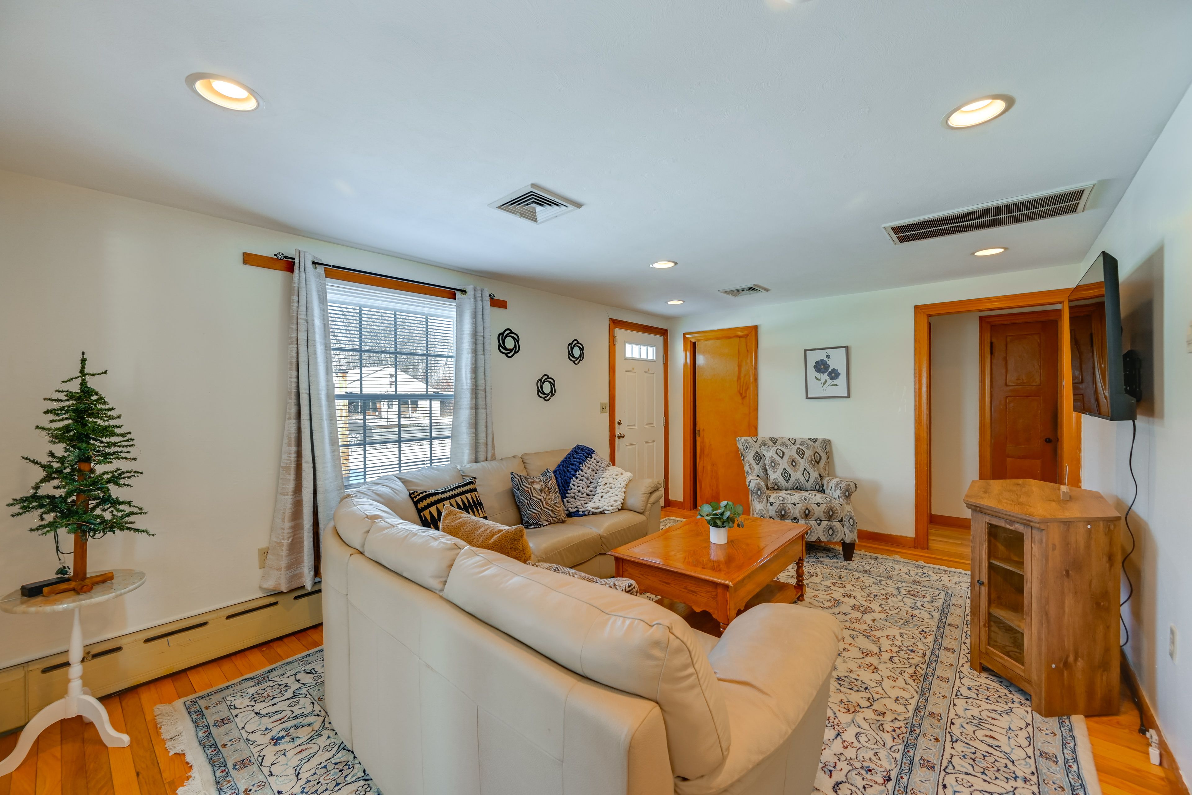 Living Room | Smart TV | Free WiFi | Central A/C & Heating