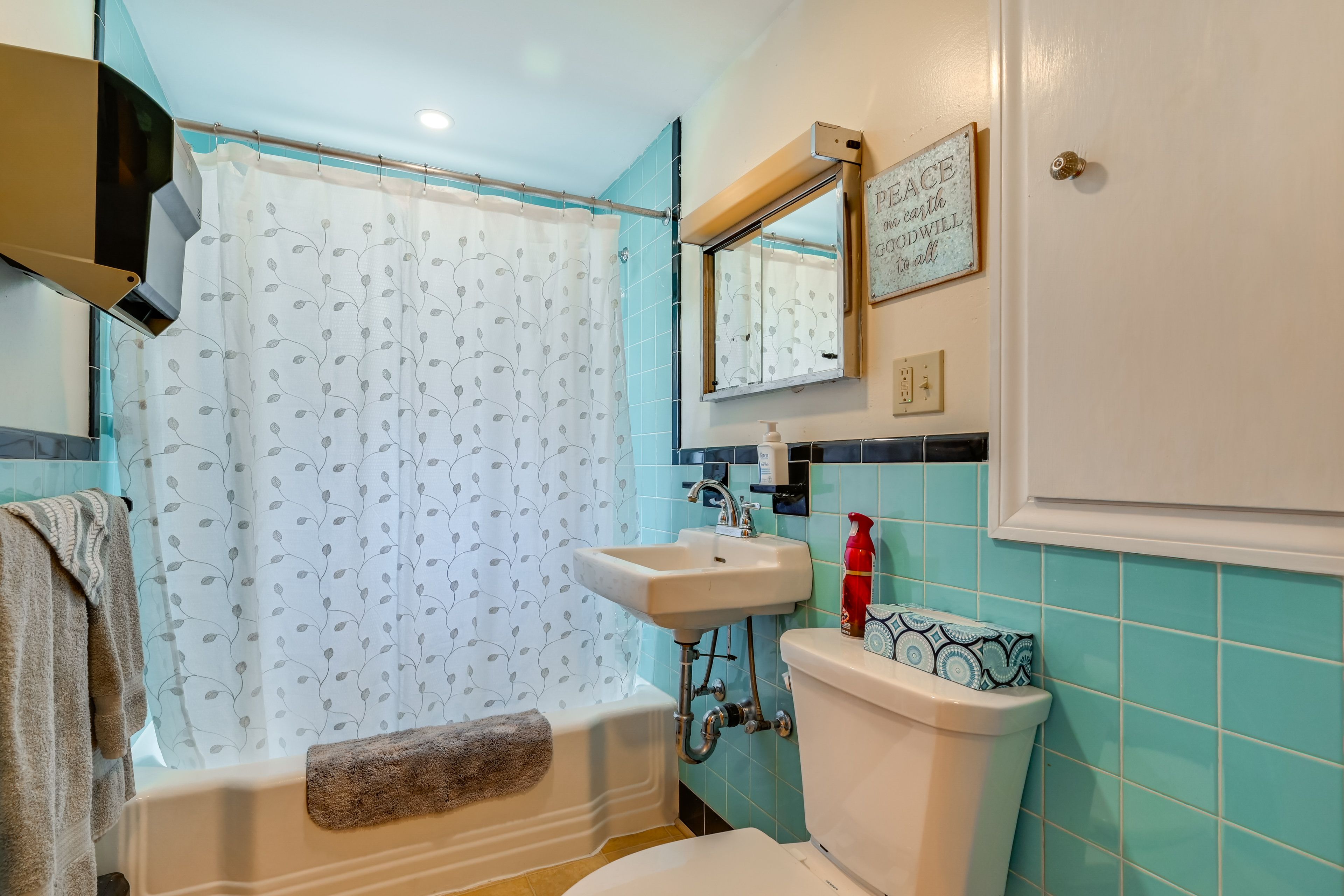 Full Bathroom | Towels Provided | Complimentary Toiletries