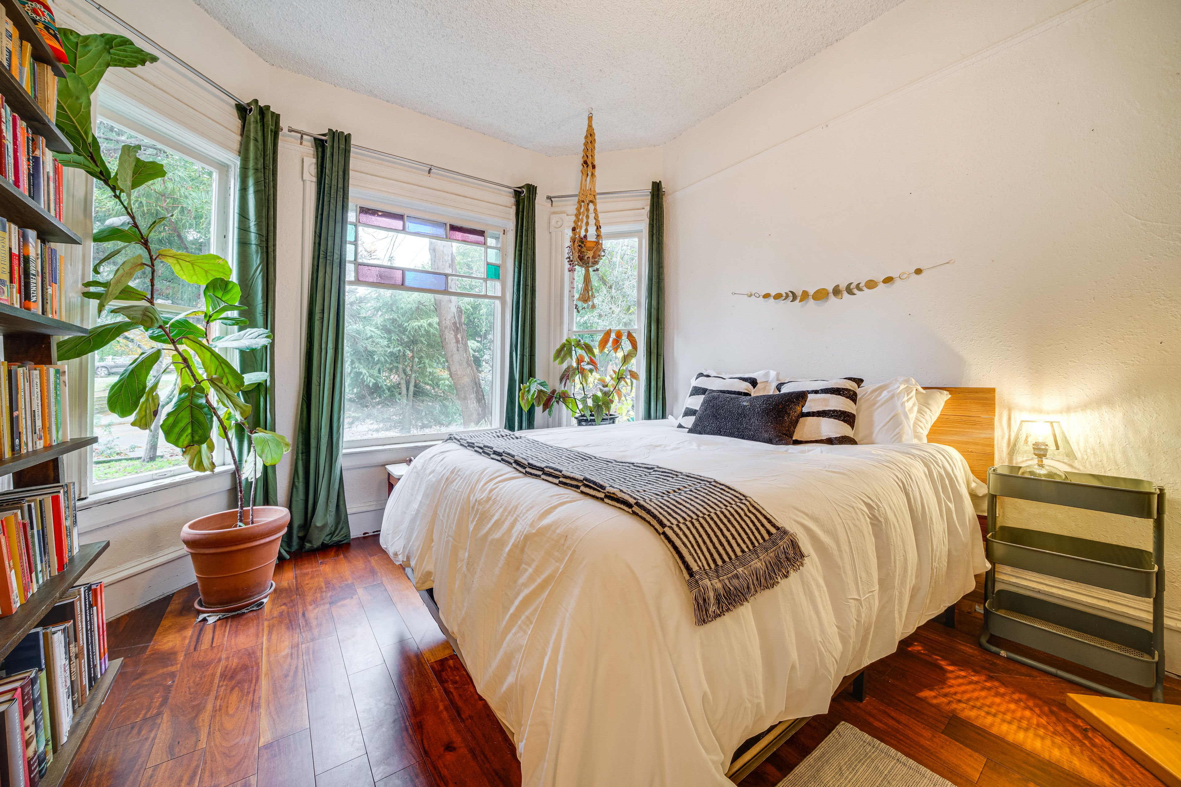Bedroom 2 | Queen Bed | Books