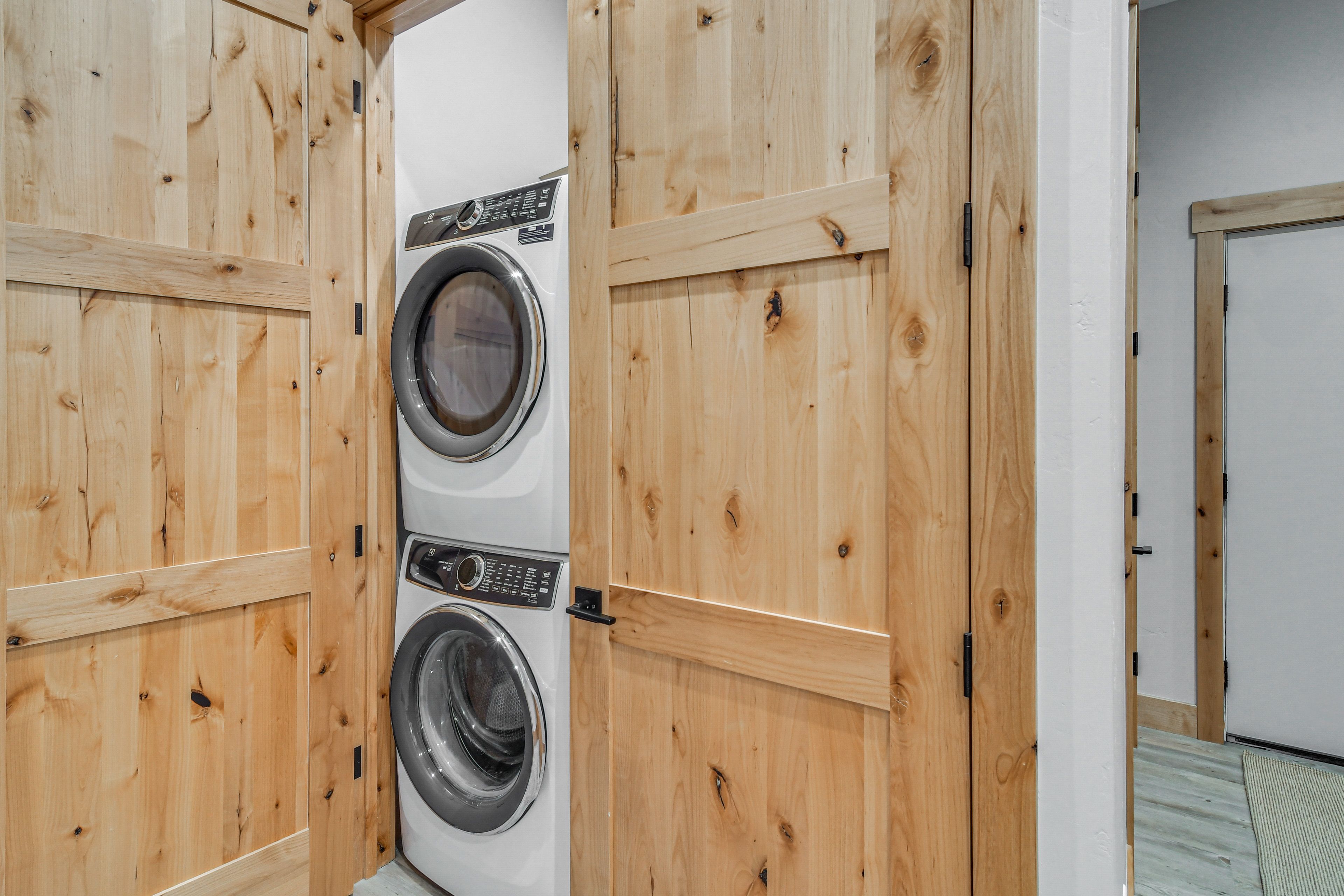 Laundry Closet | Washer & Dryer