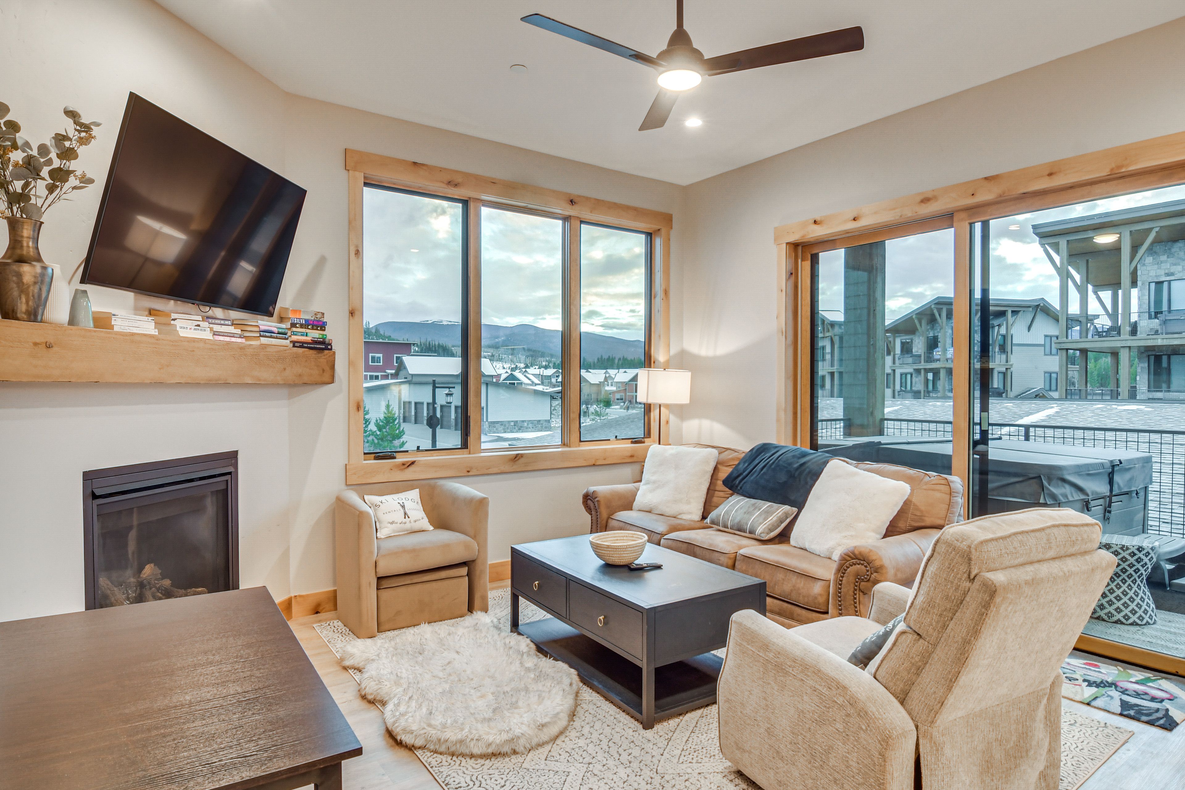 Living Room | Smart TV | Gas Fireplace