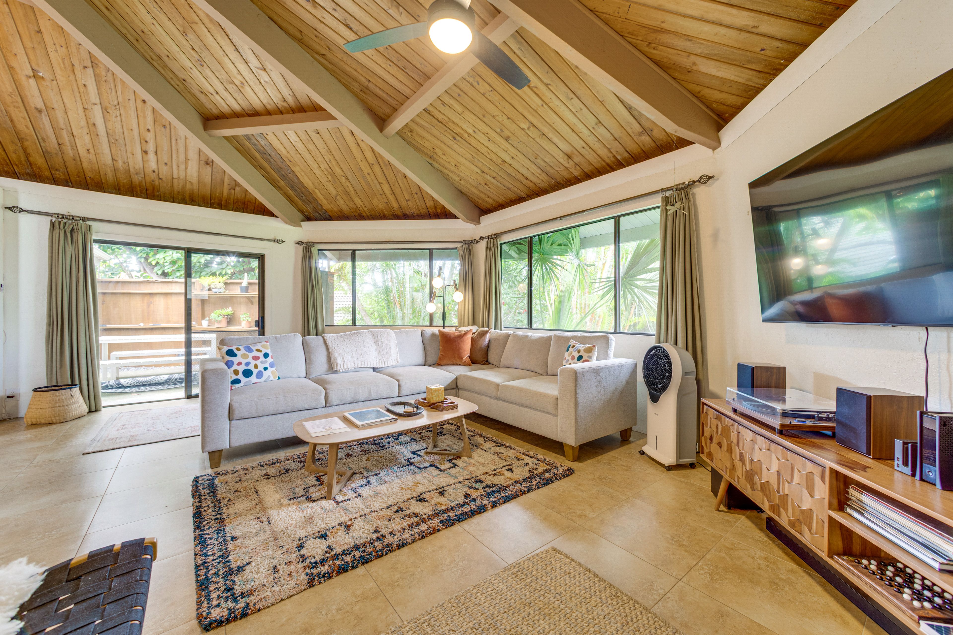 Living Room | Smart TV | Free WiFi | Single-Story Home