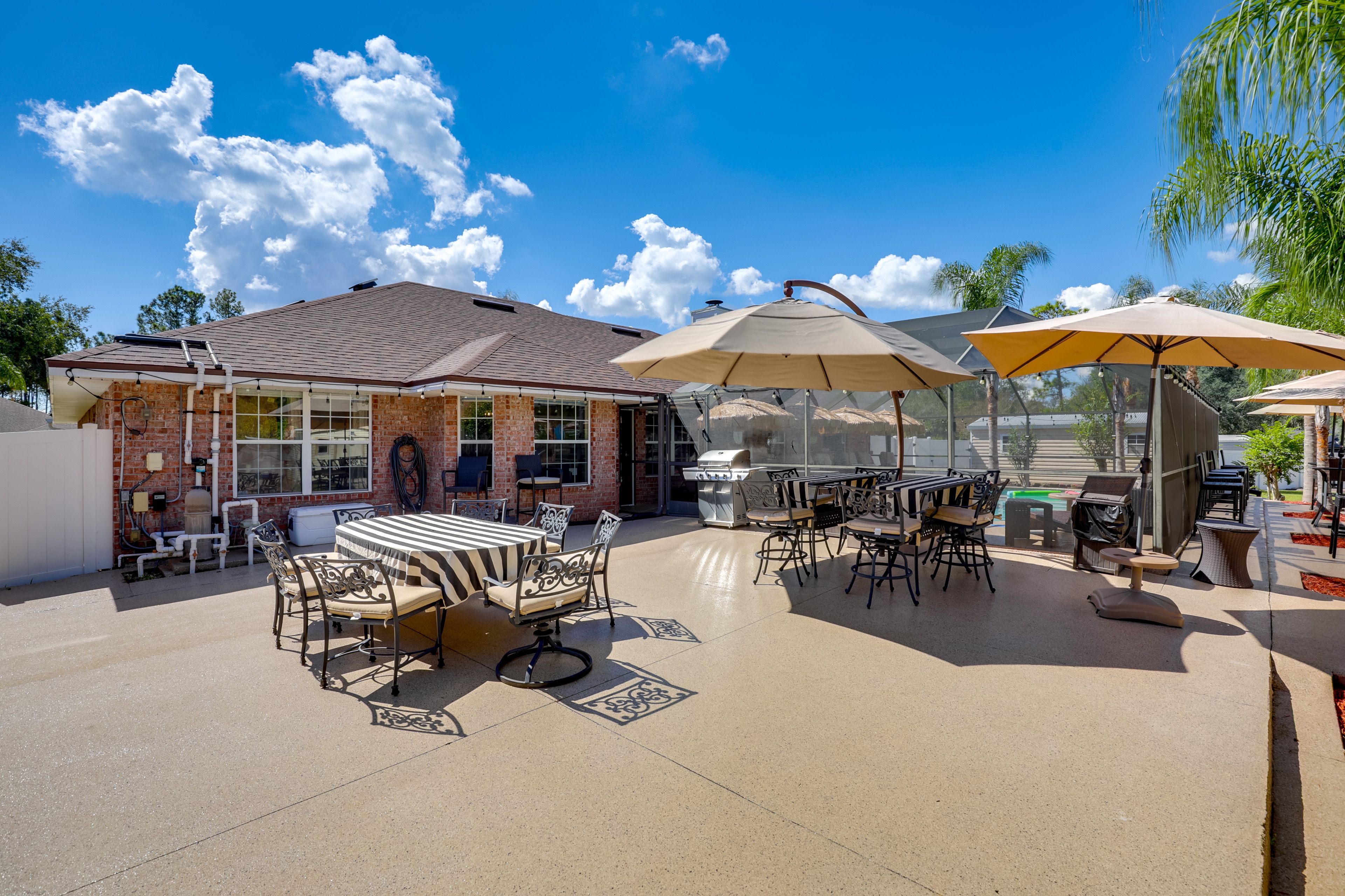 Patio w/ Dining Tables | Gas Grill