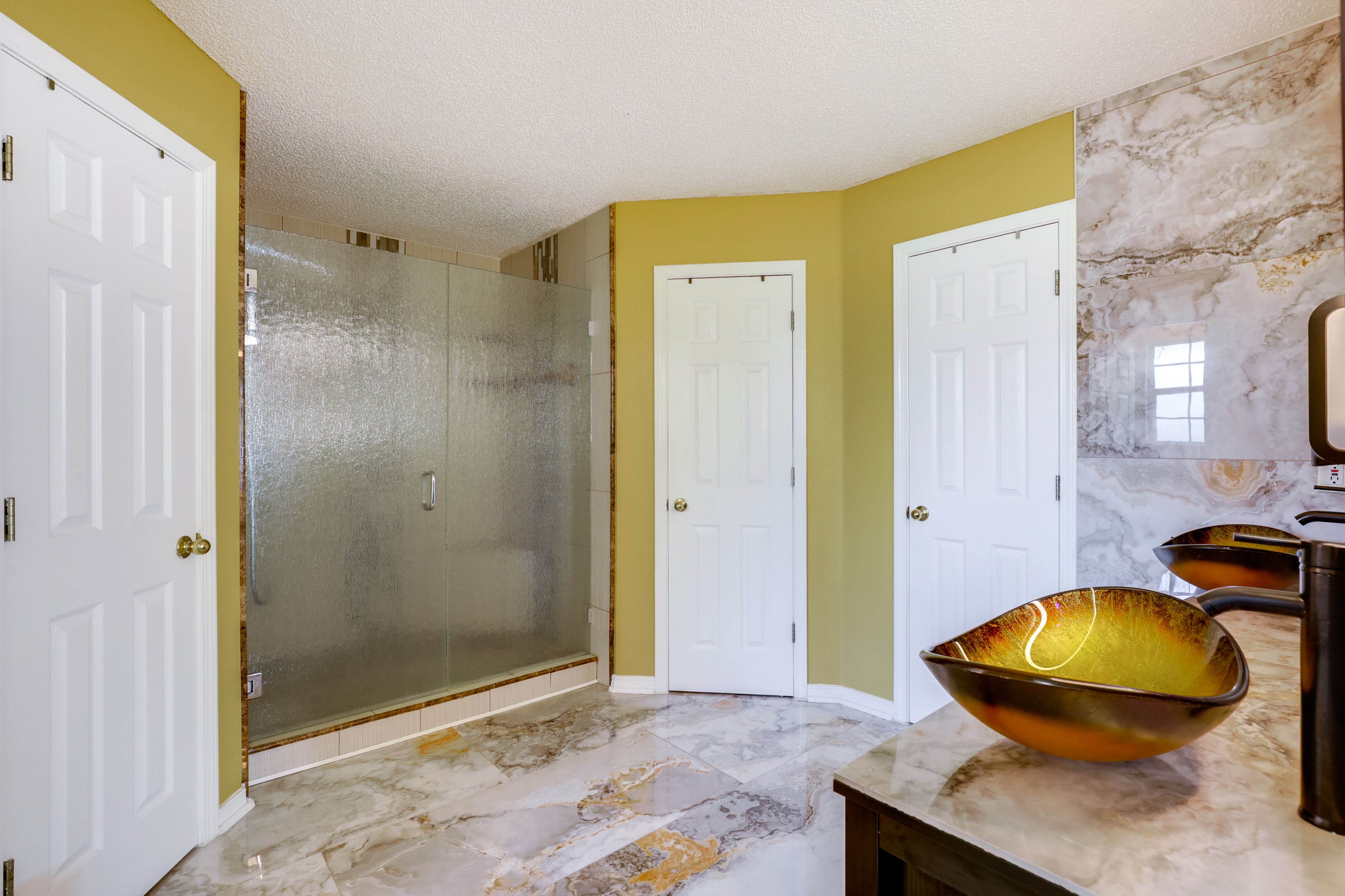 Full Bathroom | Towels Provided