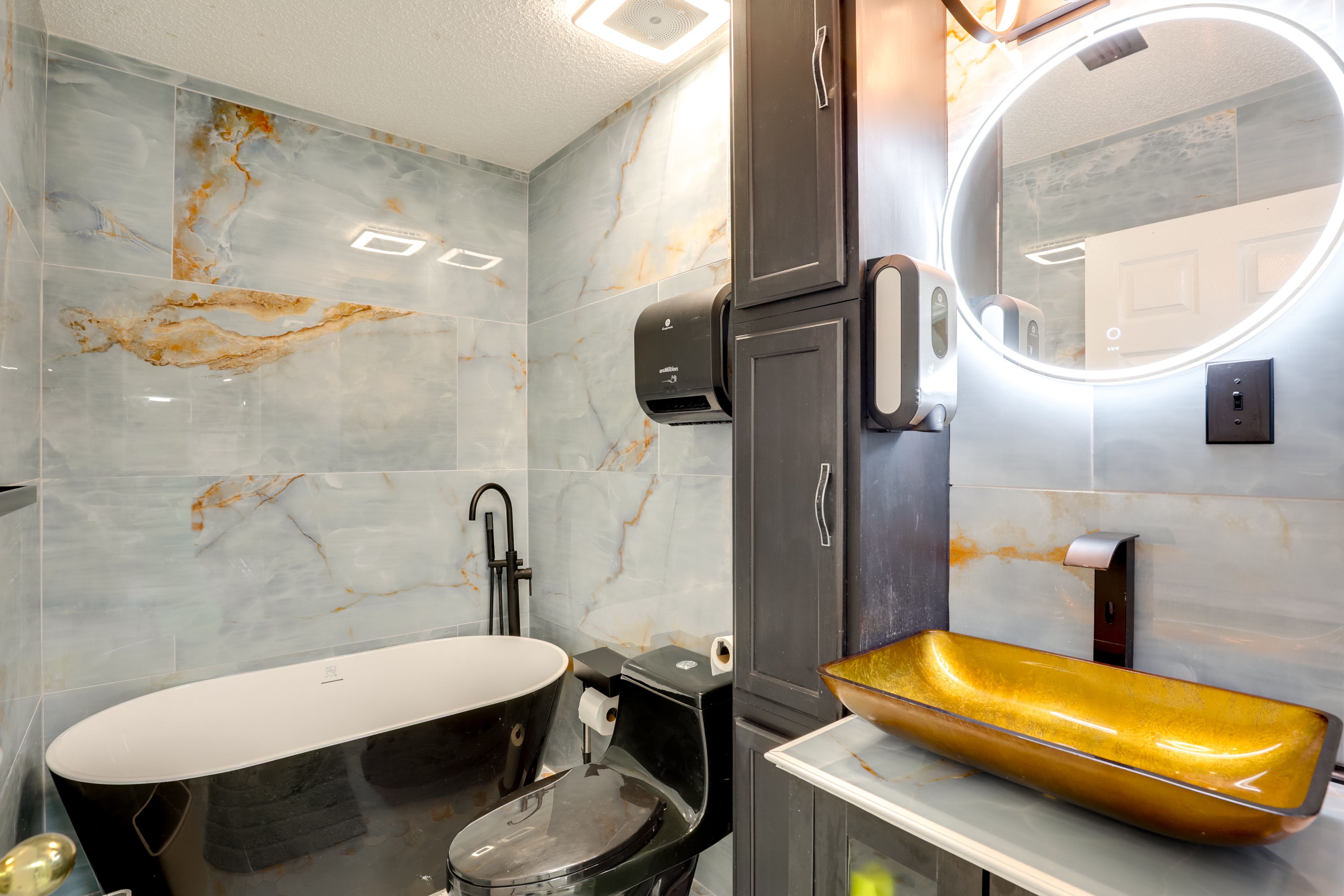 Full Bathroom | Complimentary Toiletries