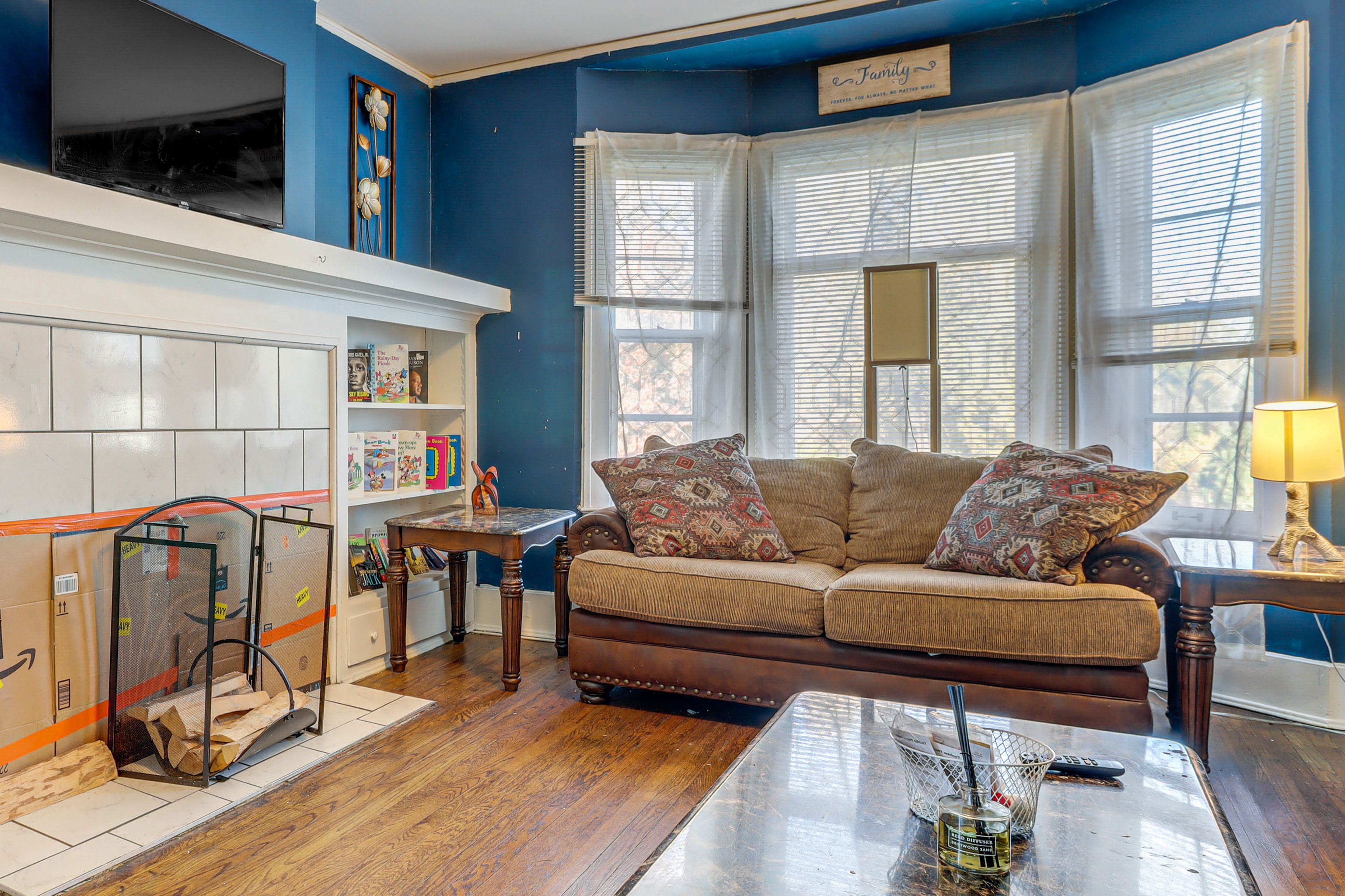 Living Room | Free WiFi | Central A/C & Heating