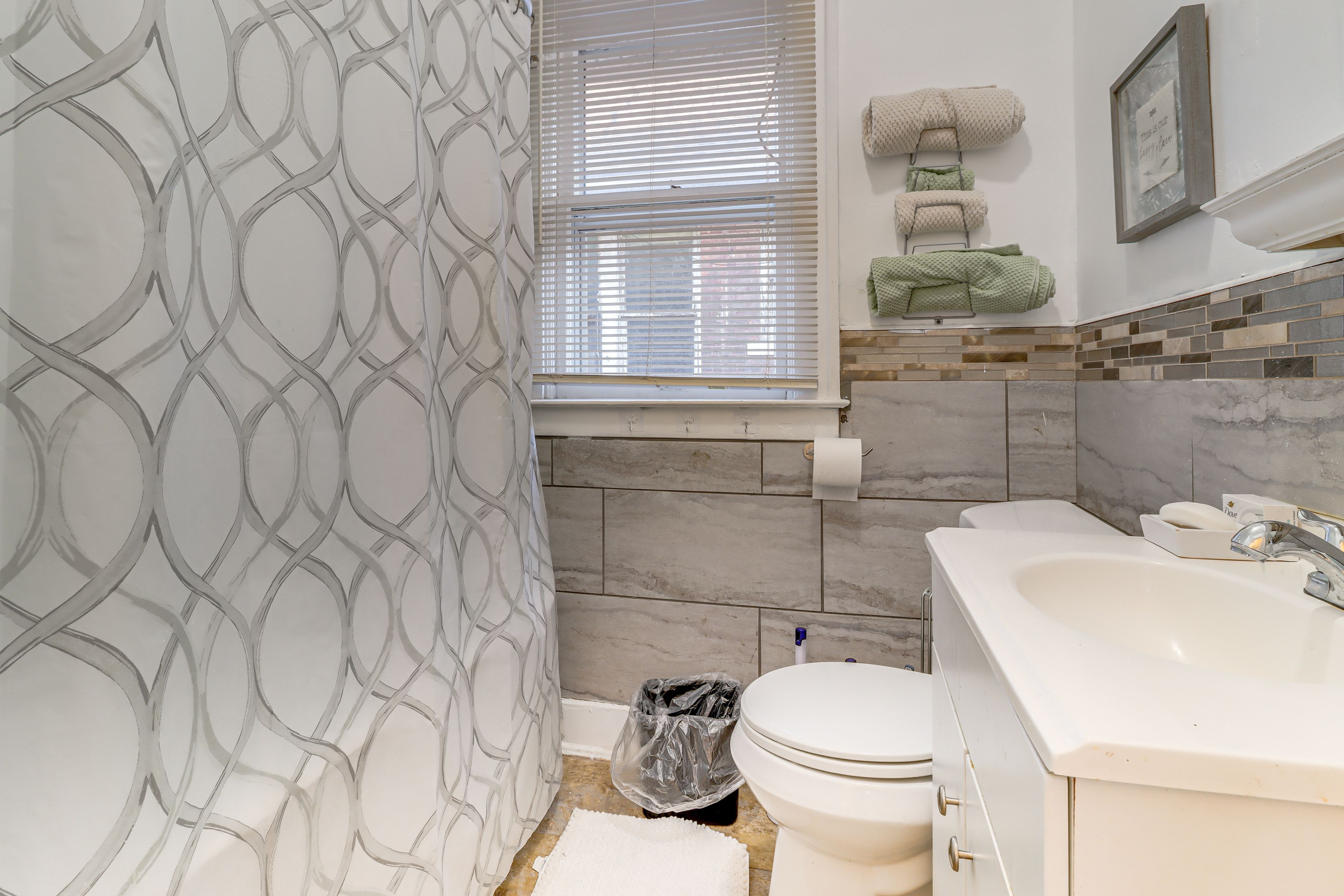 Full Bathroom | Towels Provided | Complimentary Toiletries