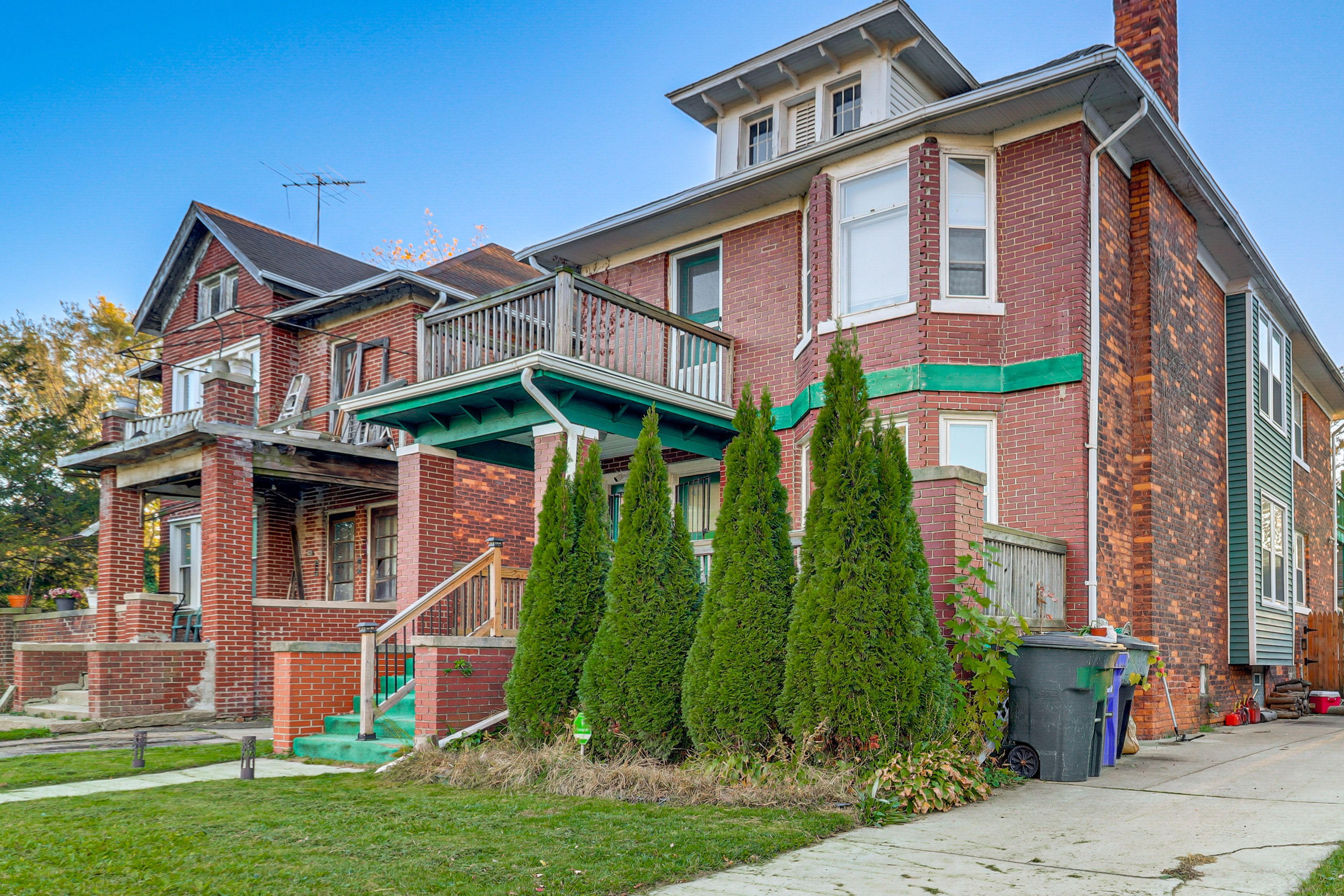 Parking | Shared Driveway (2 Vehicles) | Free Street Parking
