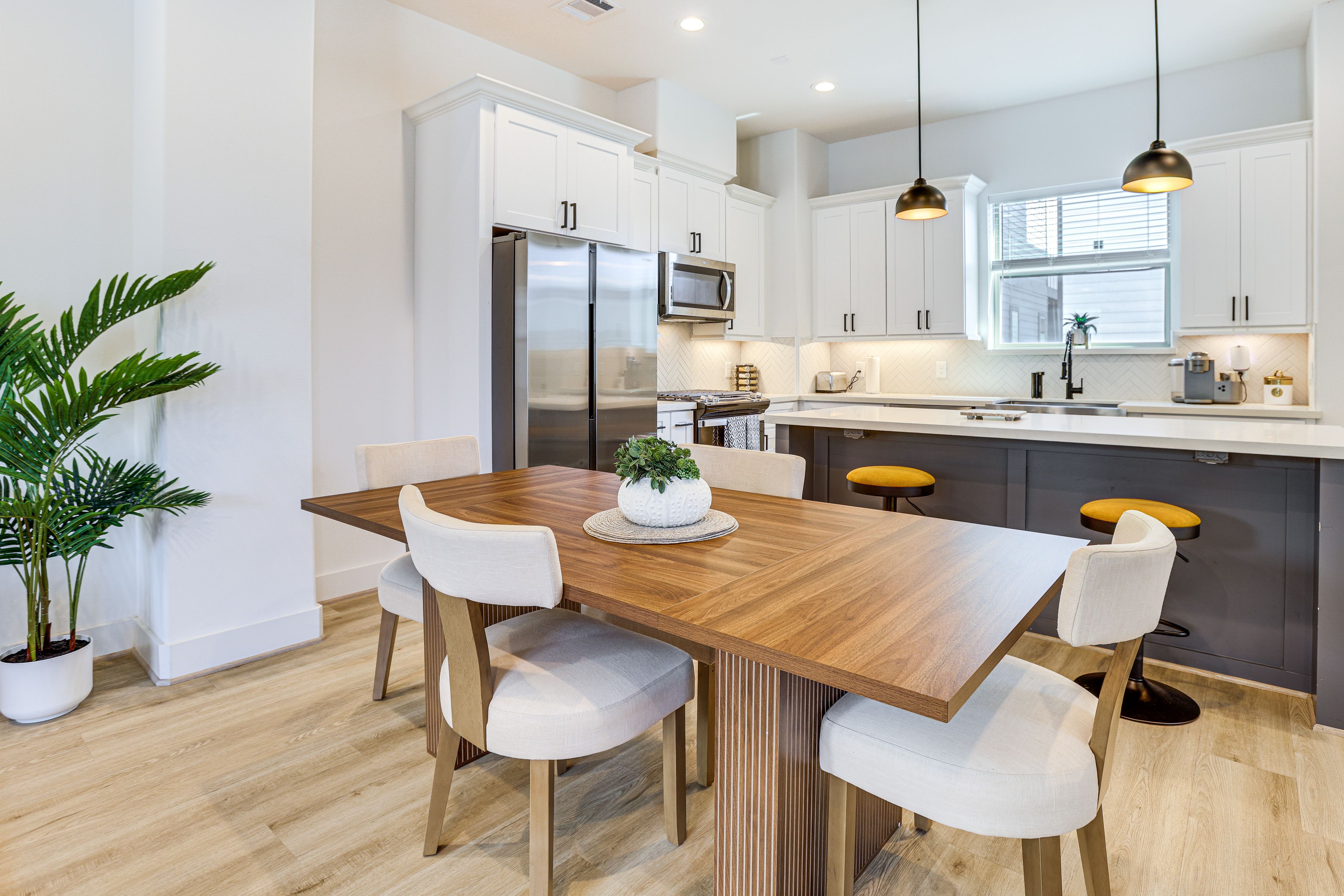 Dining Area | Dishware/Flatware Provided | Main Floor