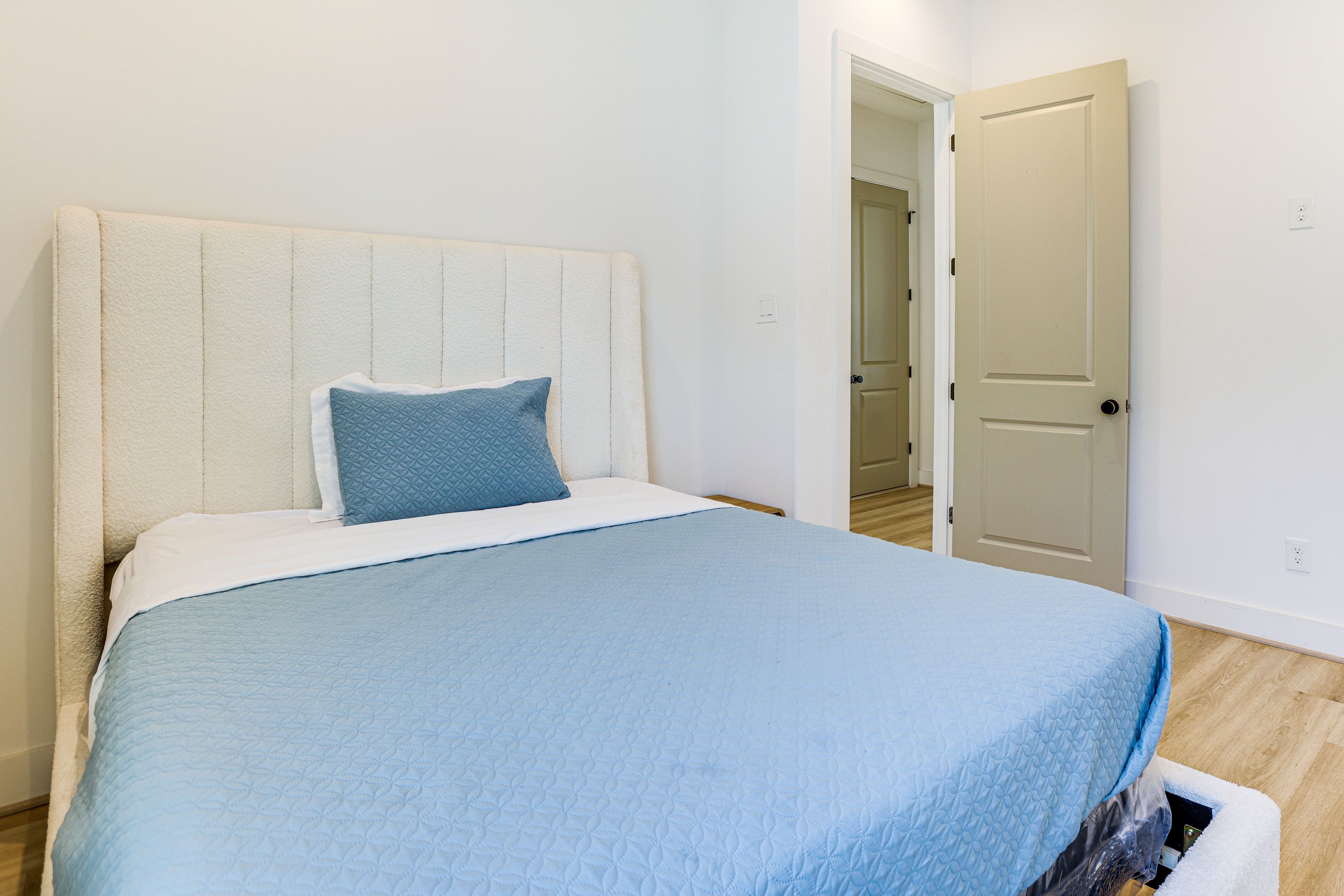 Bedroom 2 | Queen Bed | Upper Floor