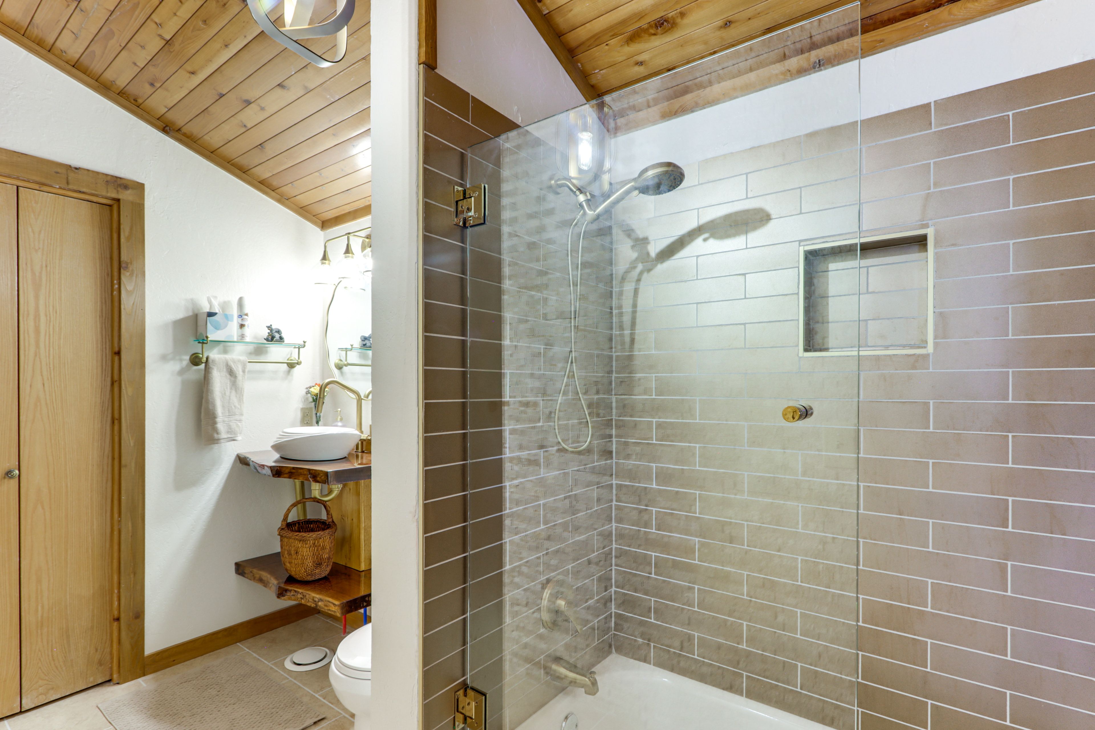 Full Bathroom | 2nd Floor