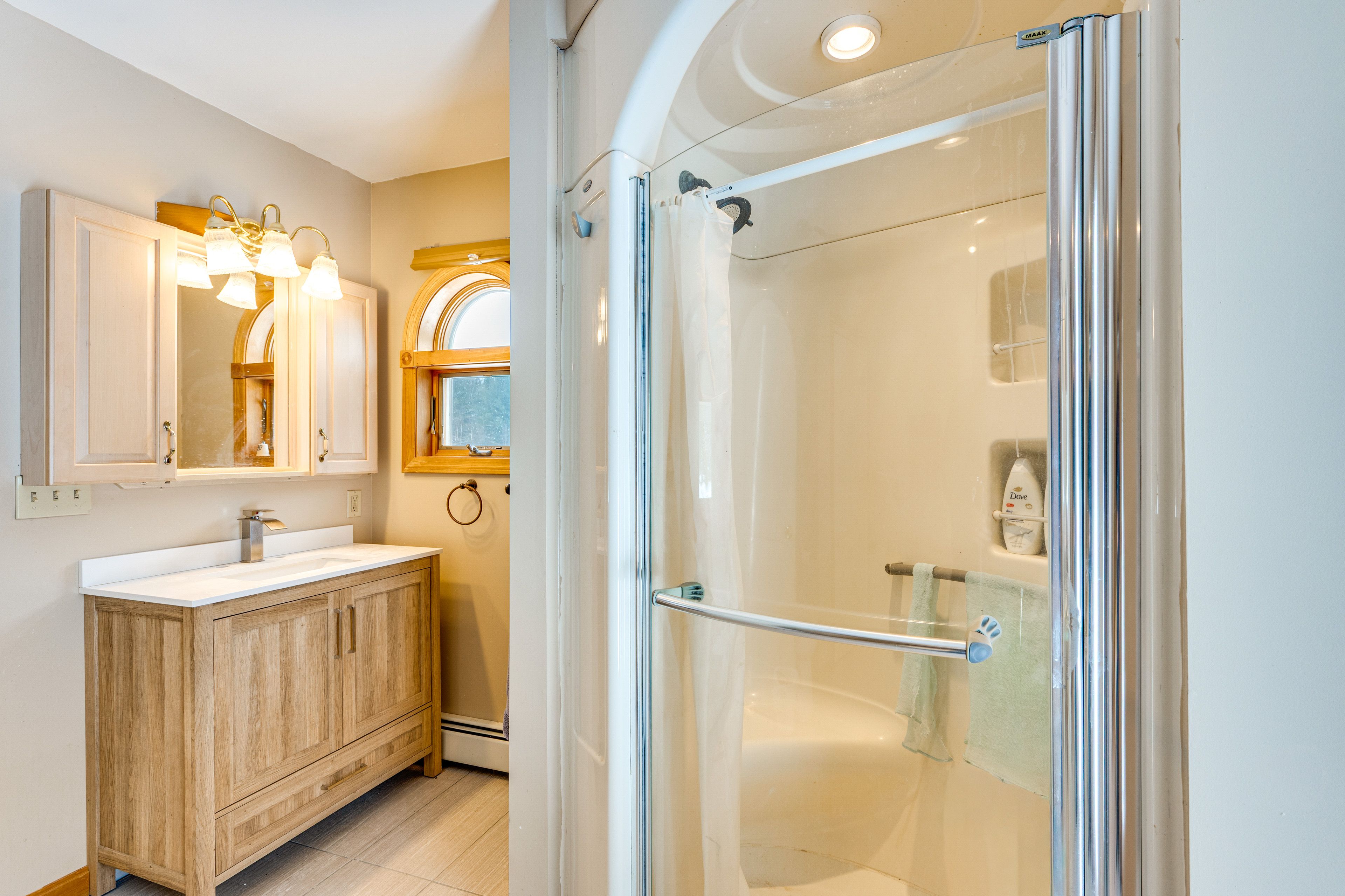 En-Suite Bathroom | Towels Provided | 1st Floor