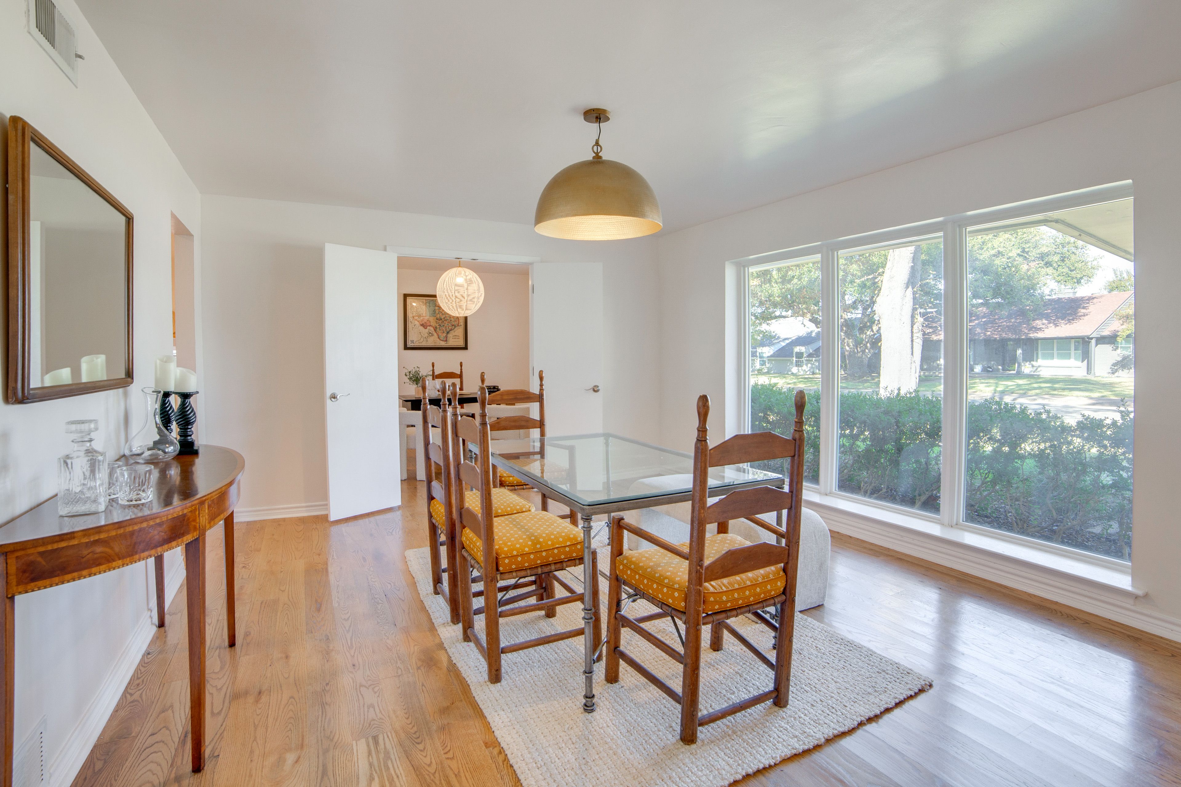 Dining Area | Dishware & Flatware Provided