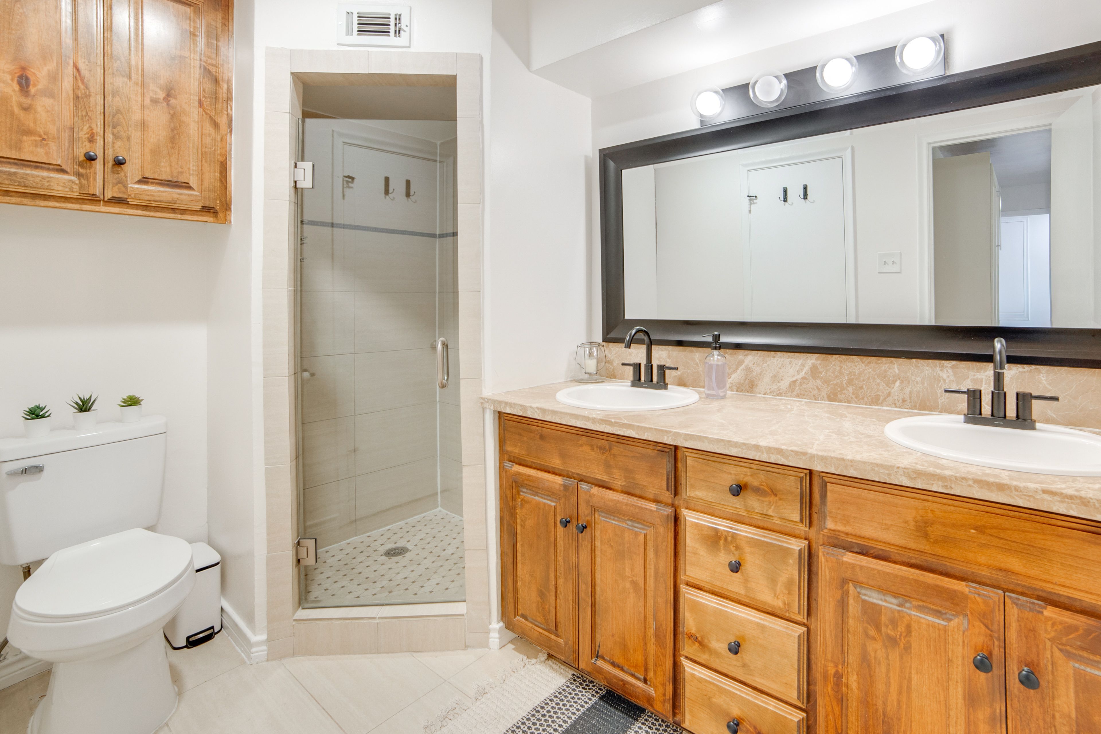 Jack-and-Jill Bathroom | Towels Provided