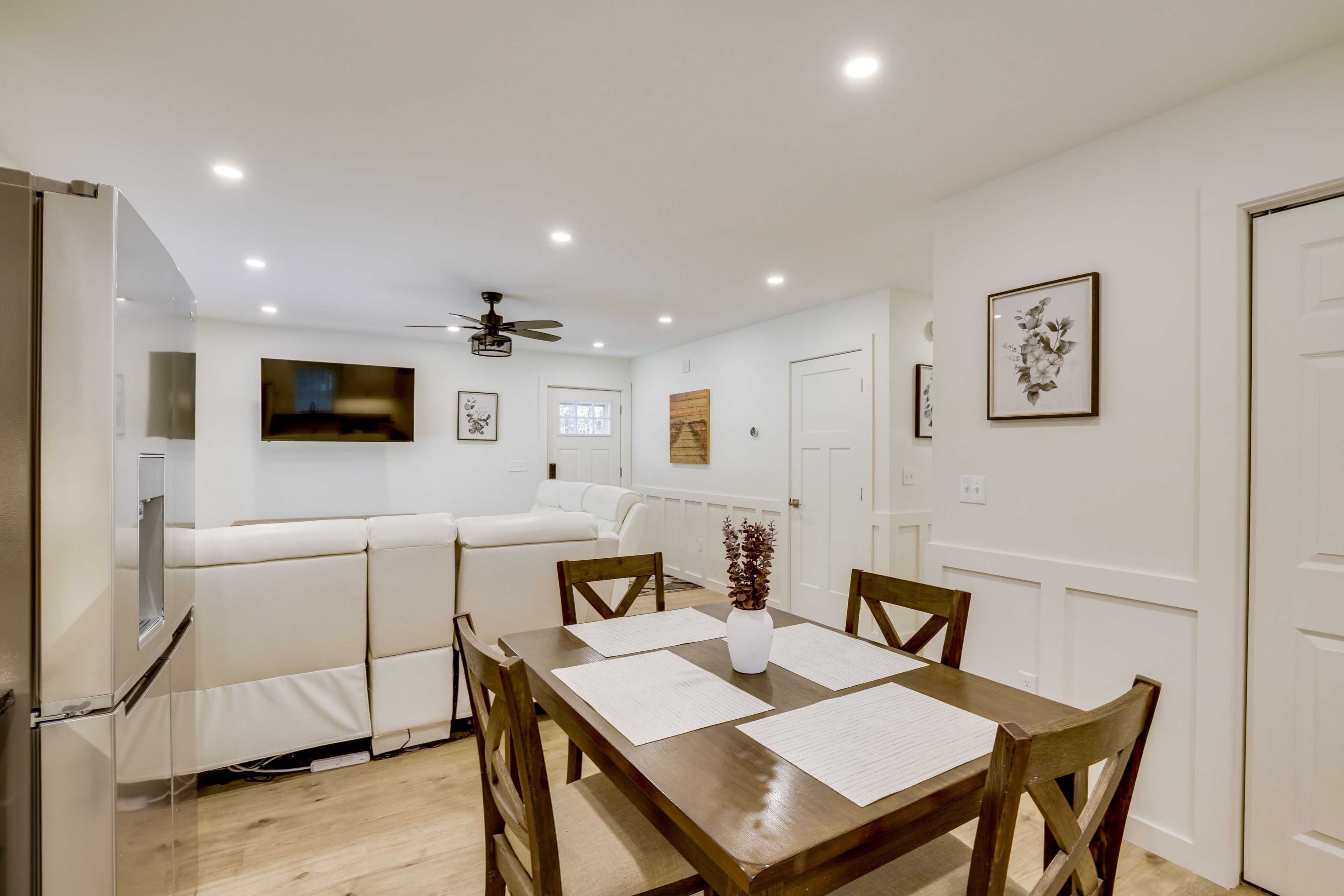 Dining Area | Dishware/Flatware Provided